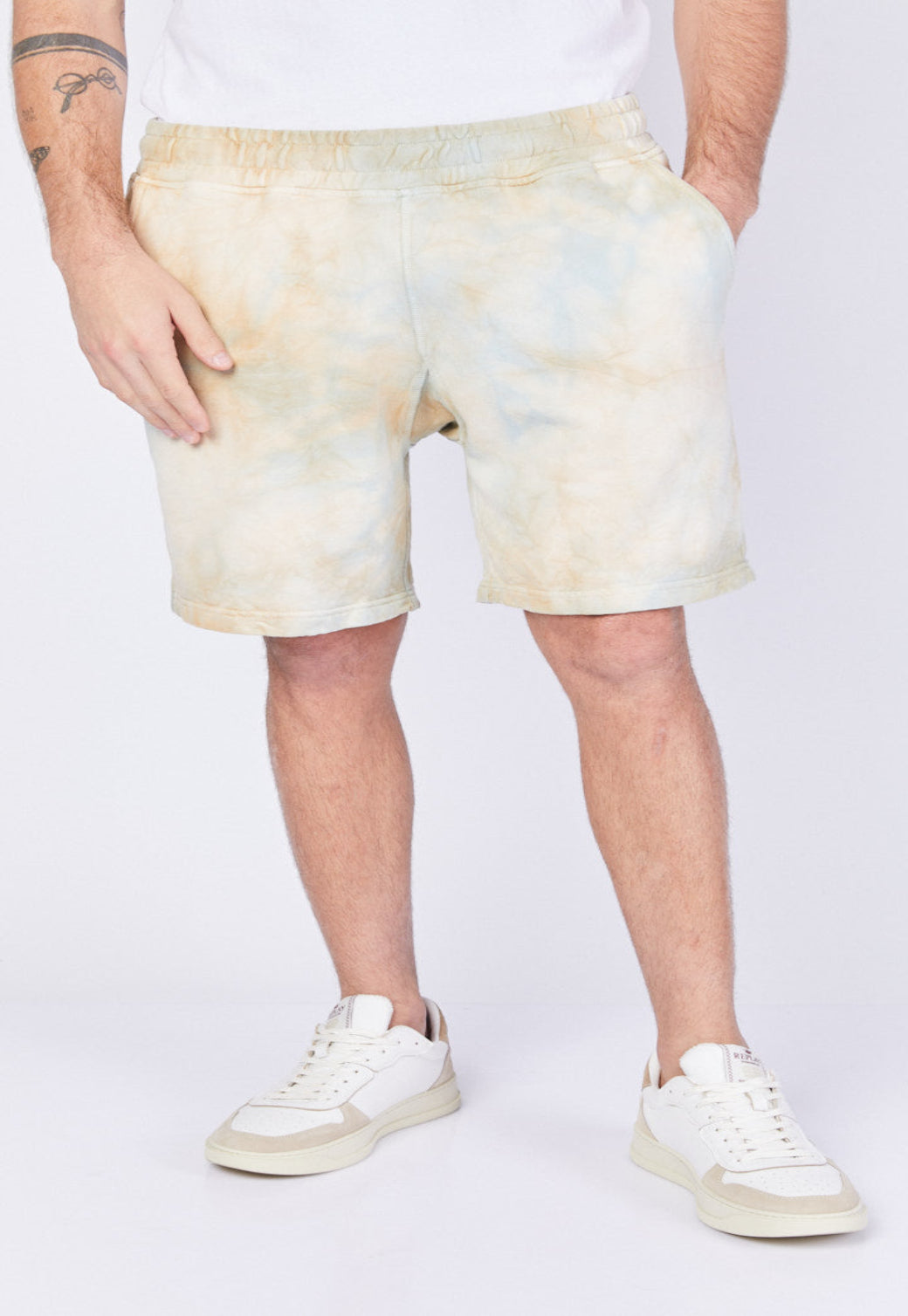 מכנסיים קצרים לגברים בצבע קרם בהדפס טאי דאי