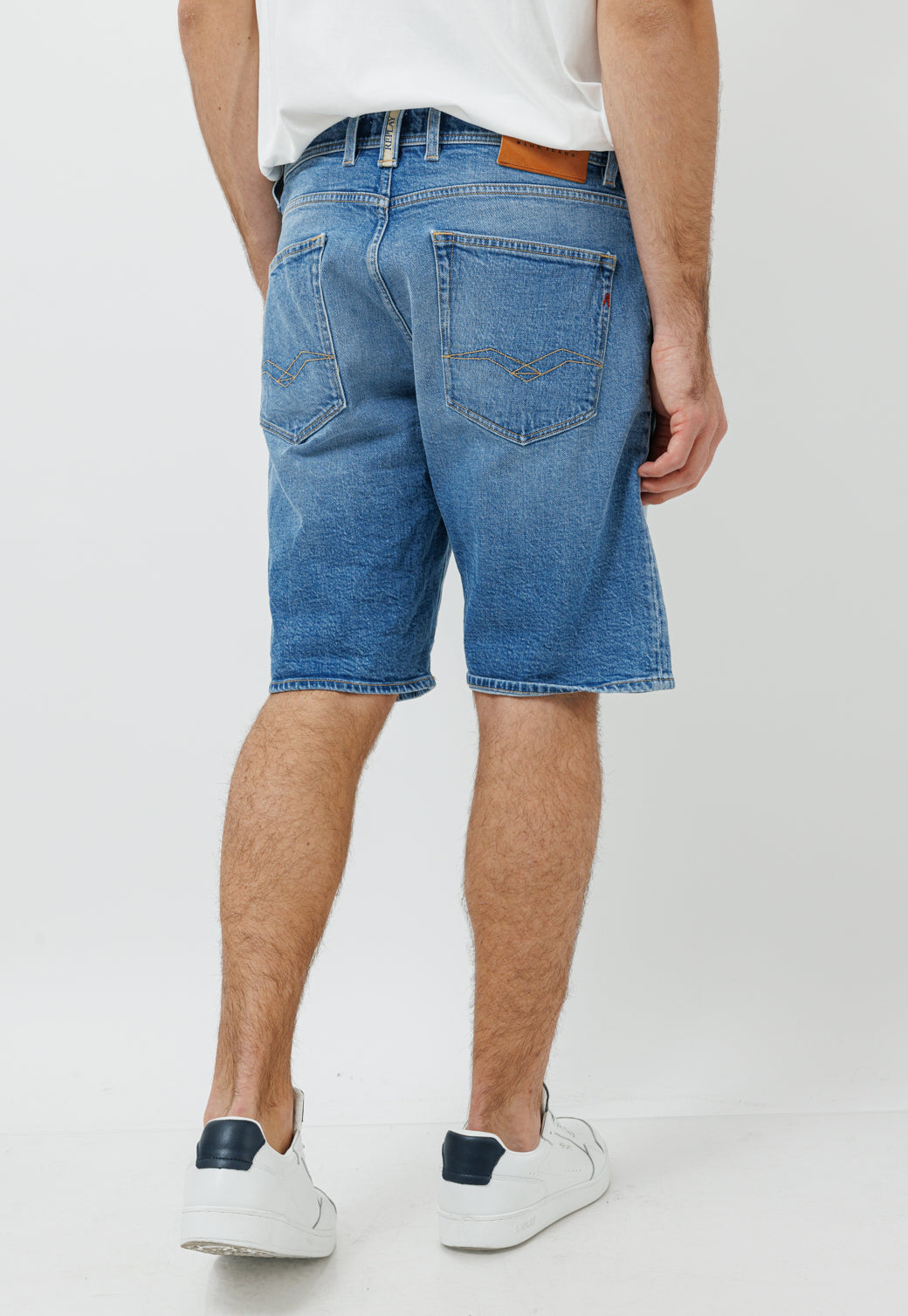 מכנסי ג'ינס קצרים לגברים בגוון כחול בינוני