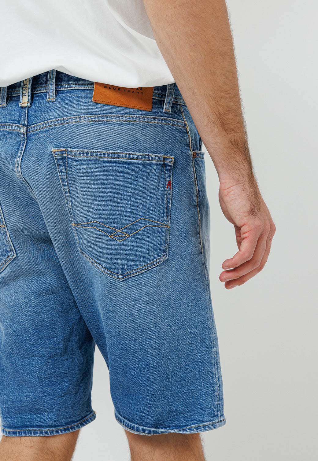 מכנסי ג'ינס קצרים לגברים בגוון כחול בינוני