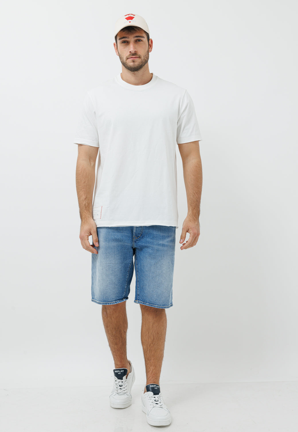 מכנסי ג'ינס קצרים לגברים בגוון כחול בינוני