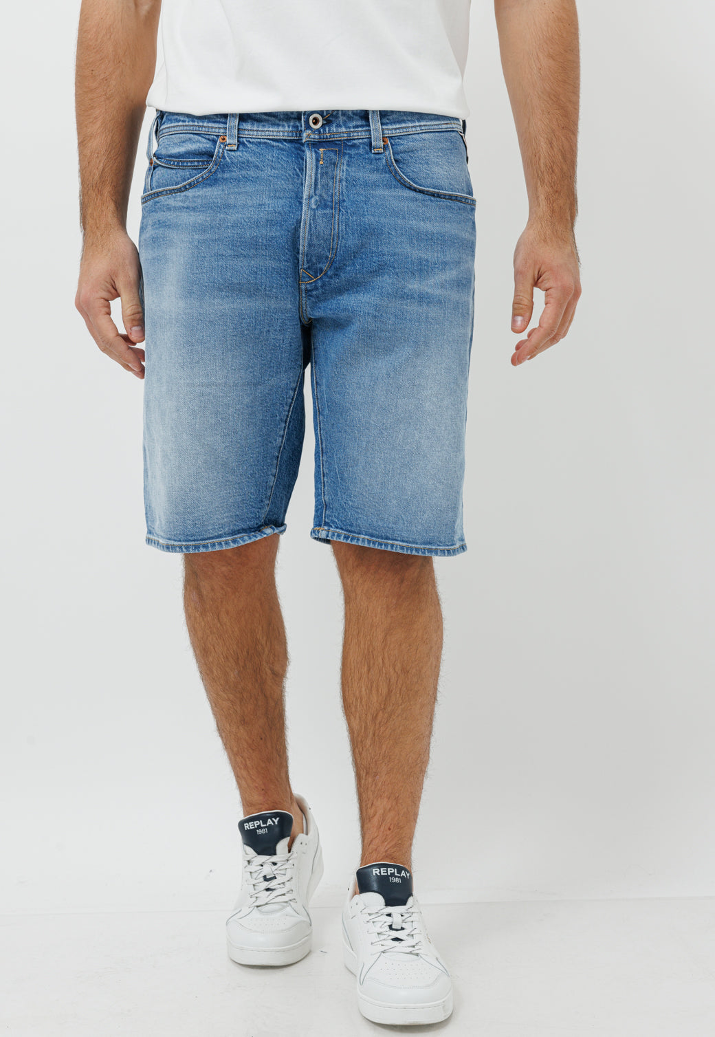 מכנסי ג'ינס קצרים לגברים בגוון כחול בינוני