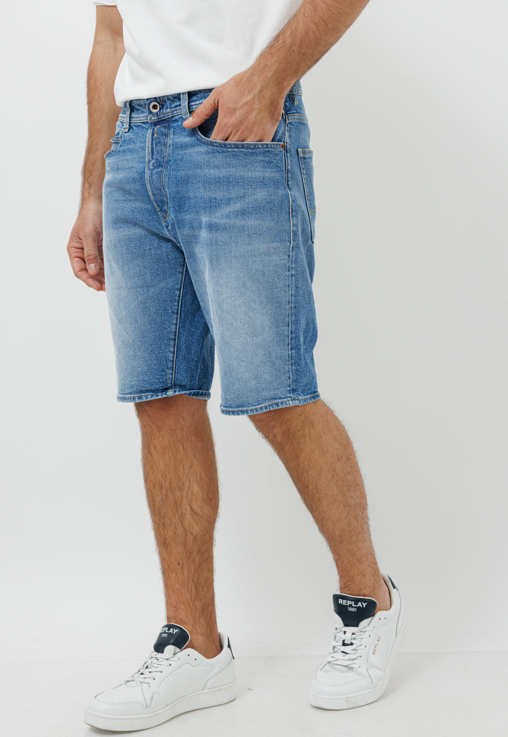 מכנסי ג'ינס קצרים לגברים בגוון כחול בינוני