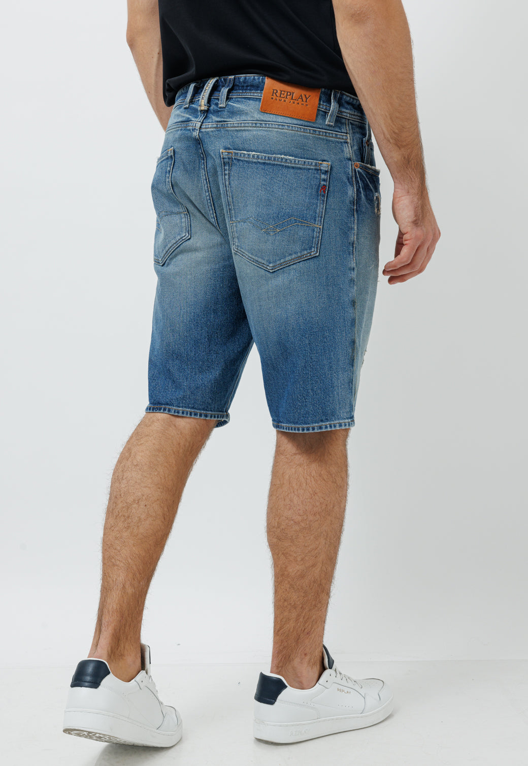 ברמודה ג'ינס לגברים בגוון דנים עם קרעים