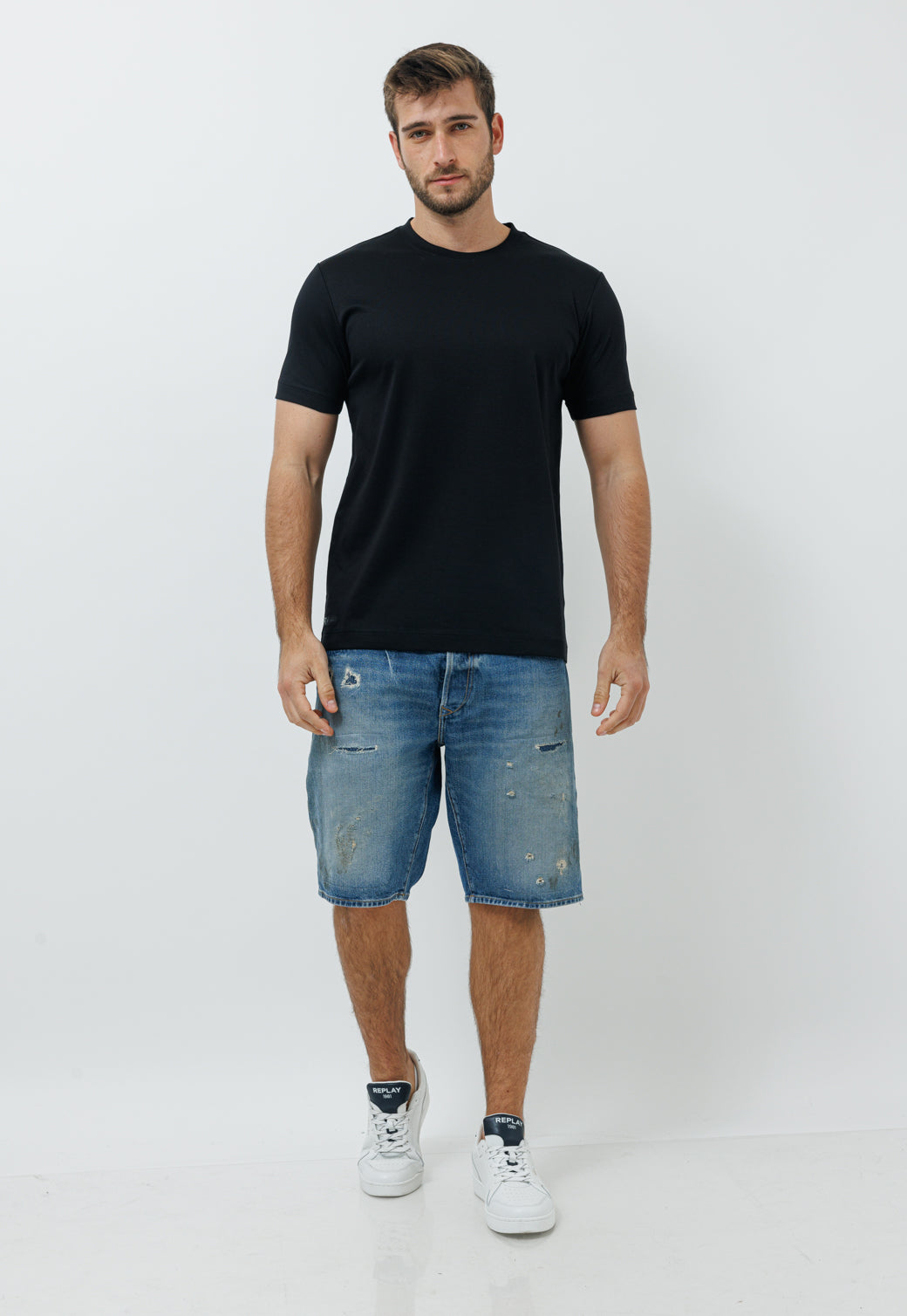 ברמודה ג'ינס לגברים בגוון דנים עם קרעים