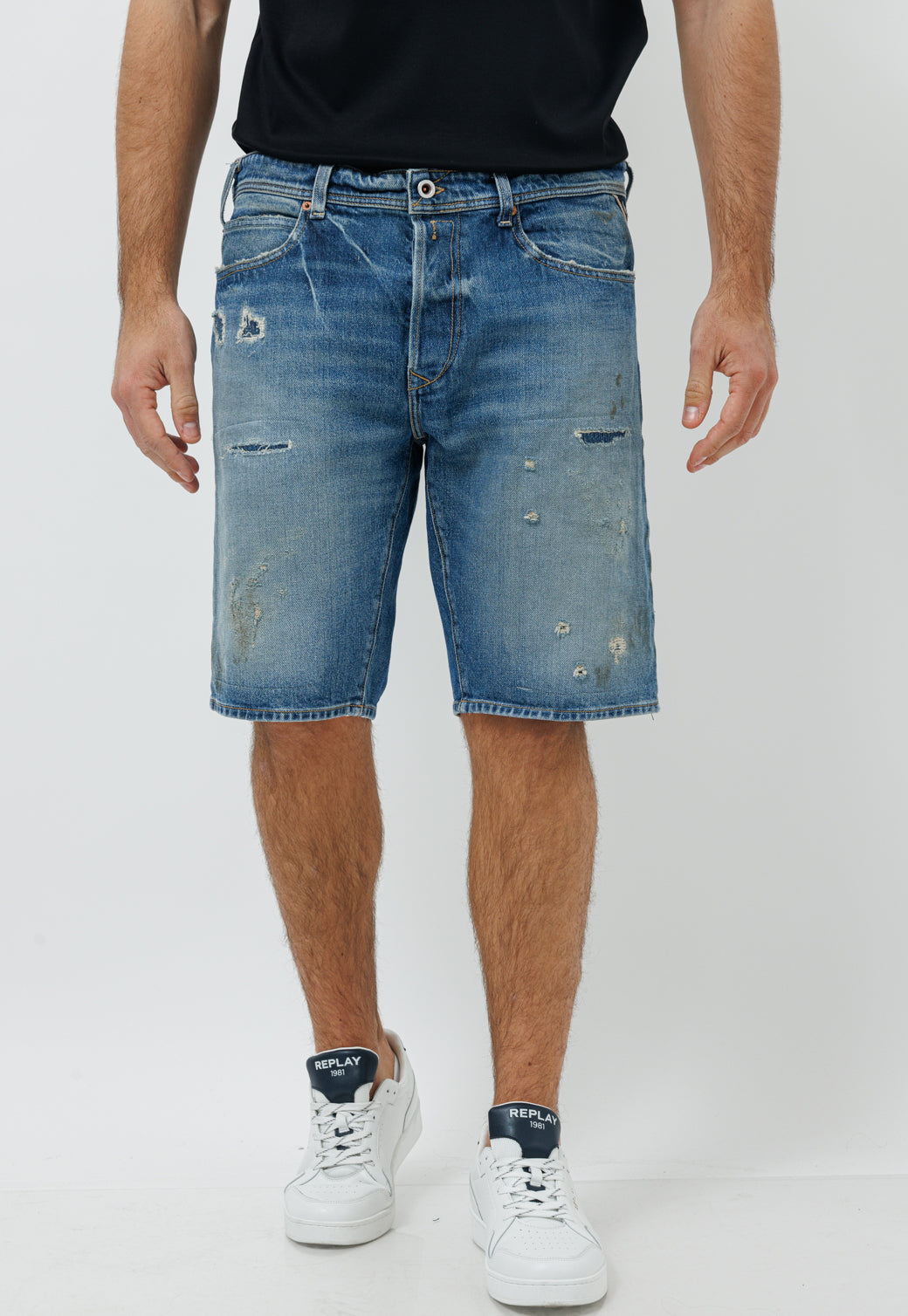 ברמודה ג'ינס לגברים בגוון דנים עם קרעים