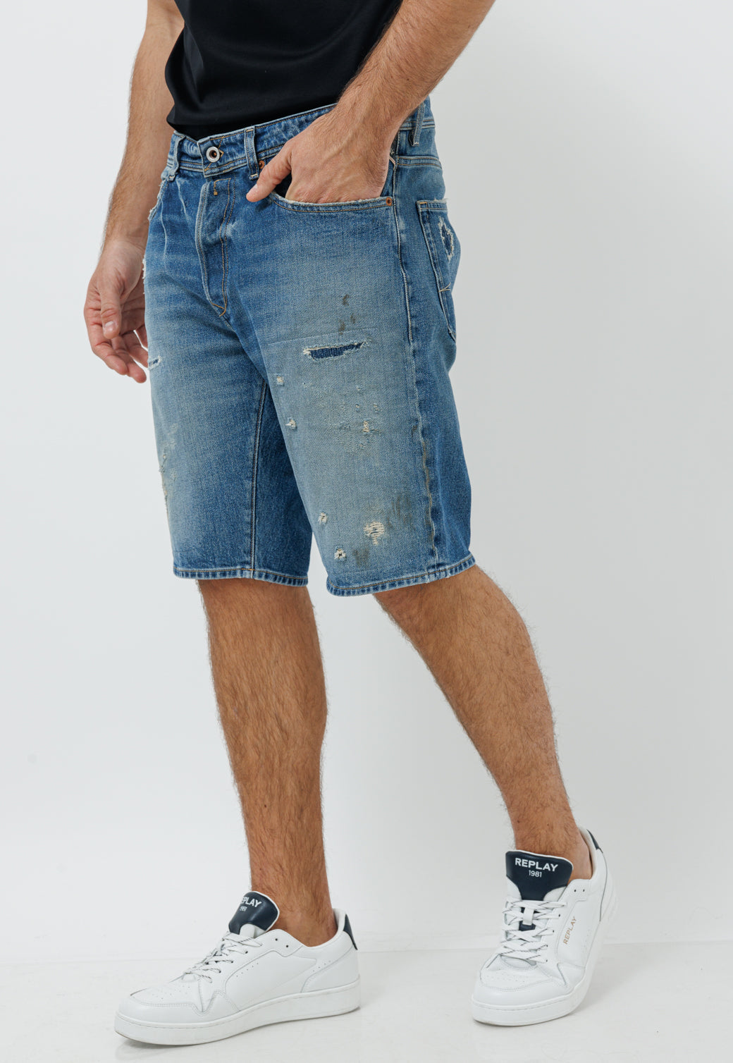 ברמודה ג'ינס לגברים בגוון דנים עם קרעים