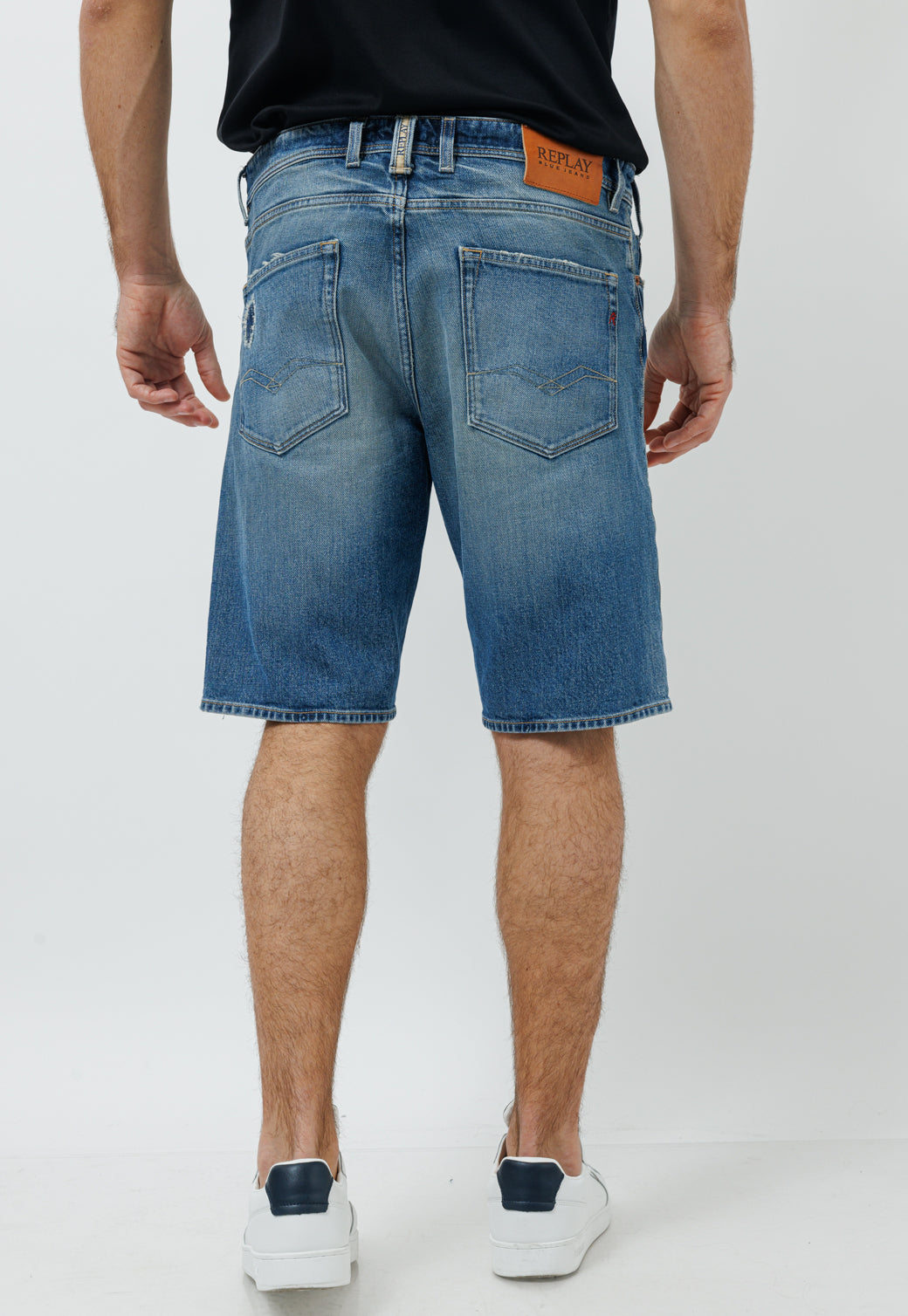 ברמודה ג'ינס לגברים בגוון דנים עם קרעים