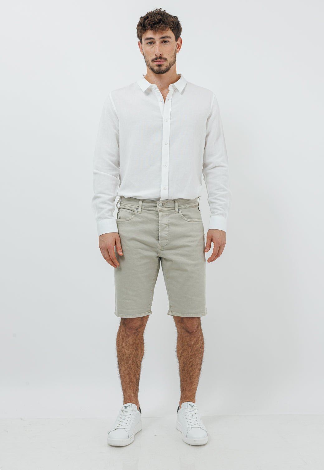 מכנסיים קצרים לגברים בצבע בז' בהיר