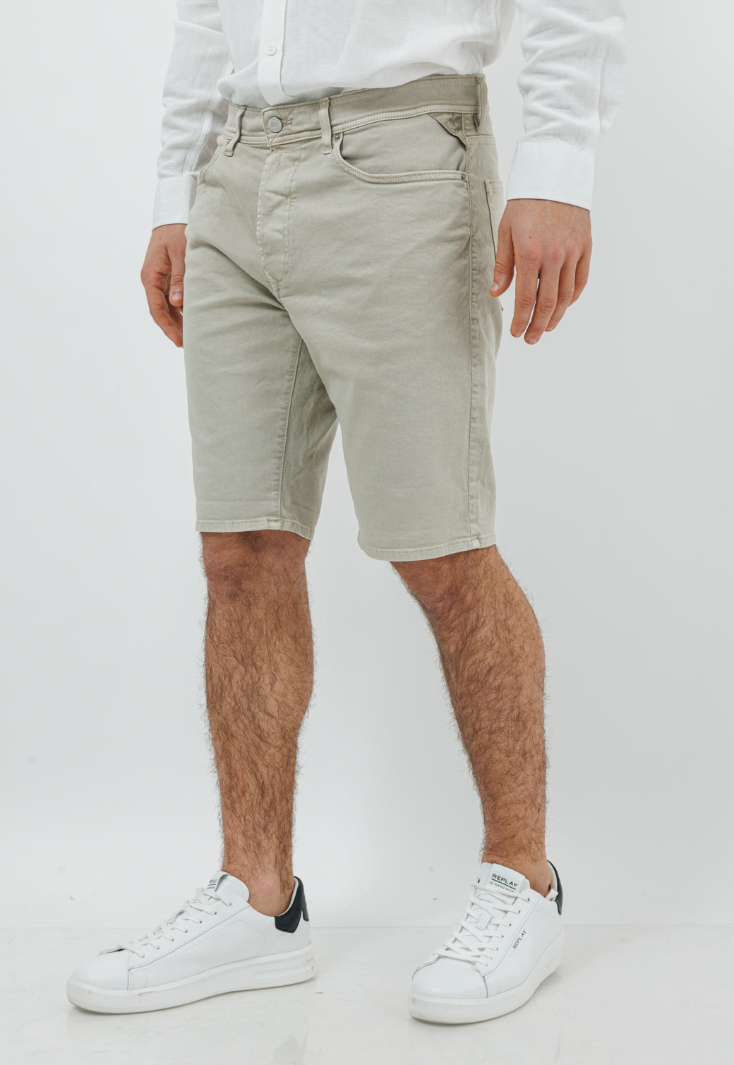 מכנסיים קצרים לגברים בצבע בז' בהיר
