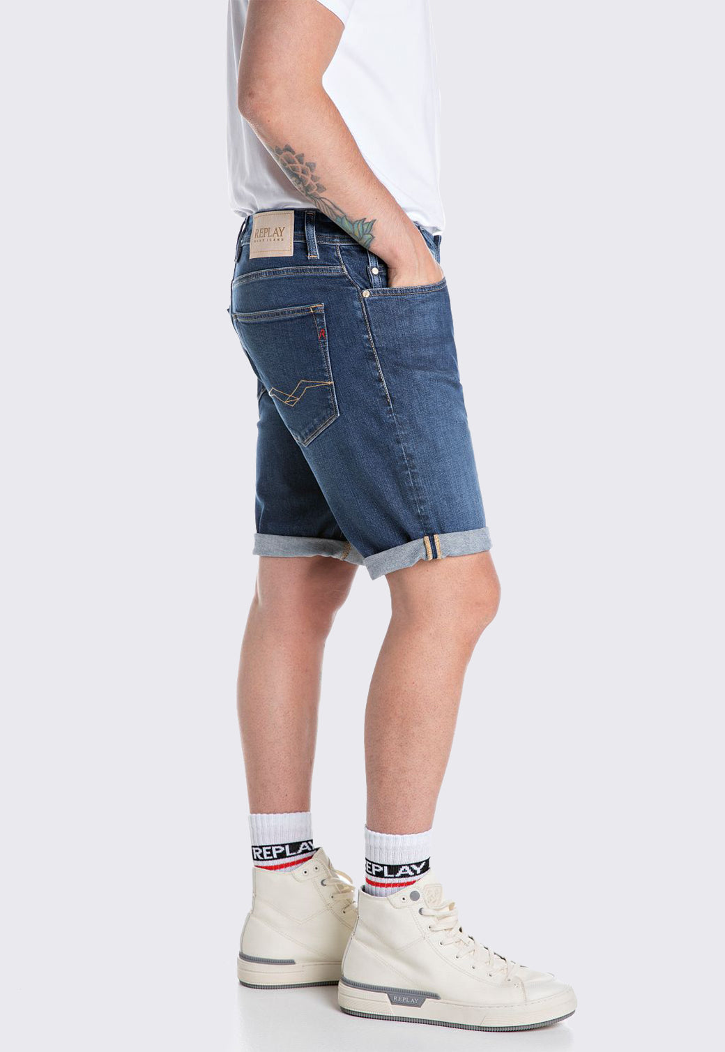 מכנסיים קצרים לגברים בצבע דנים כהה