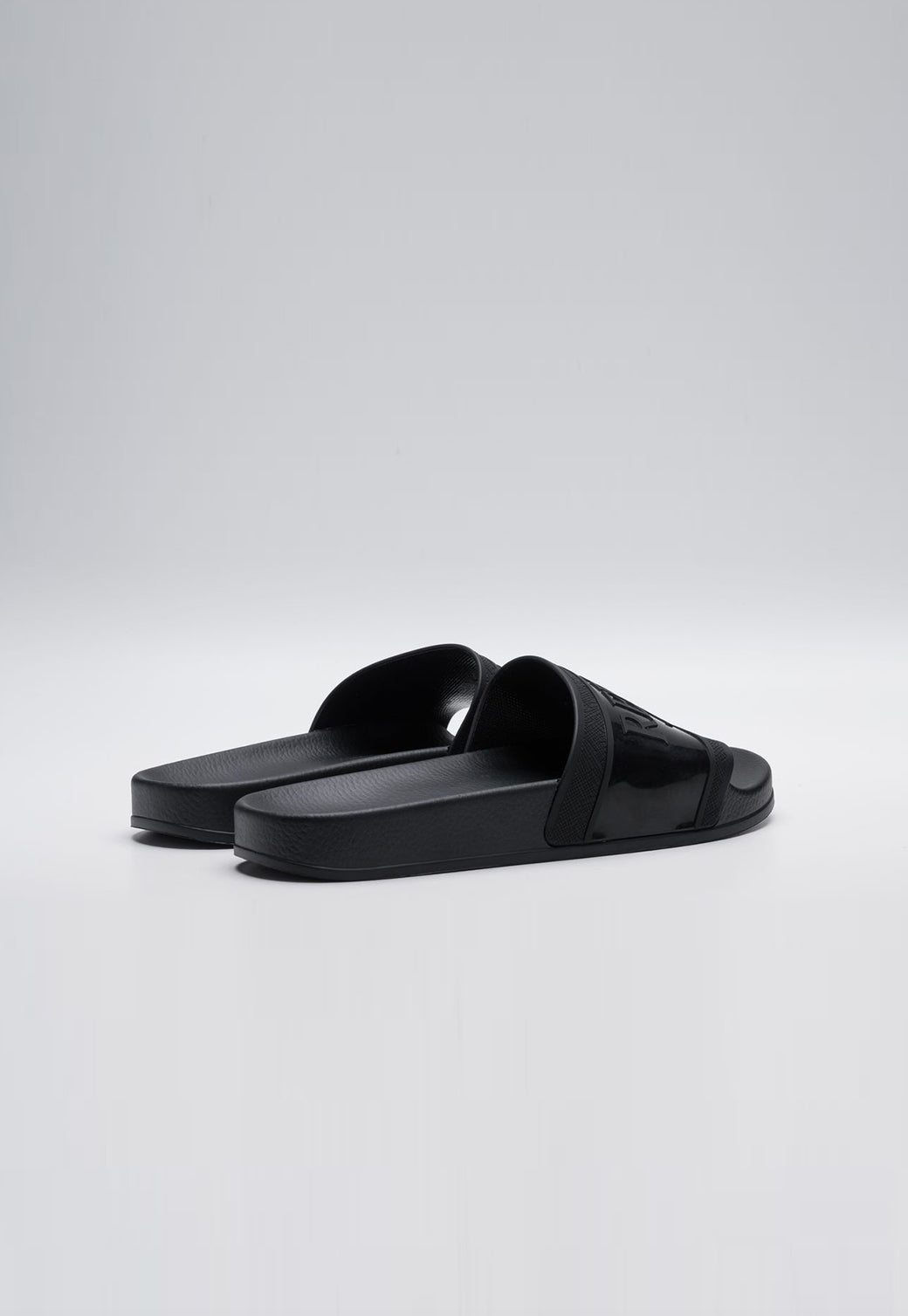 כפכפים לנשים בצבע שחור עם לוגו