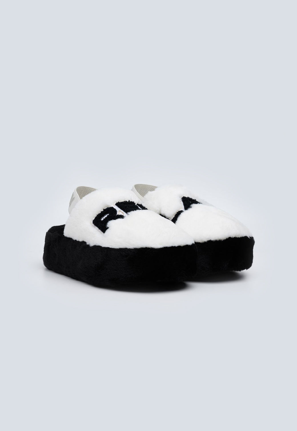 נעלי Slippers לנשים בצבע לבן־שחור