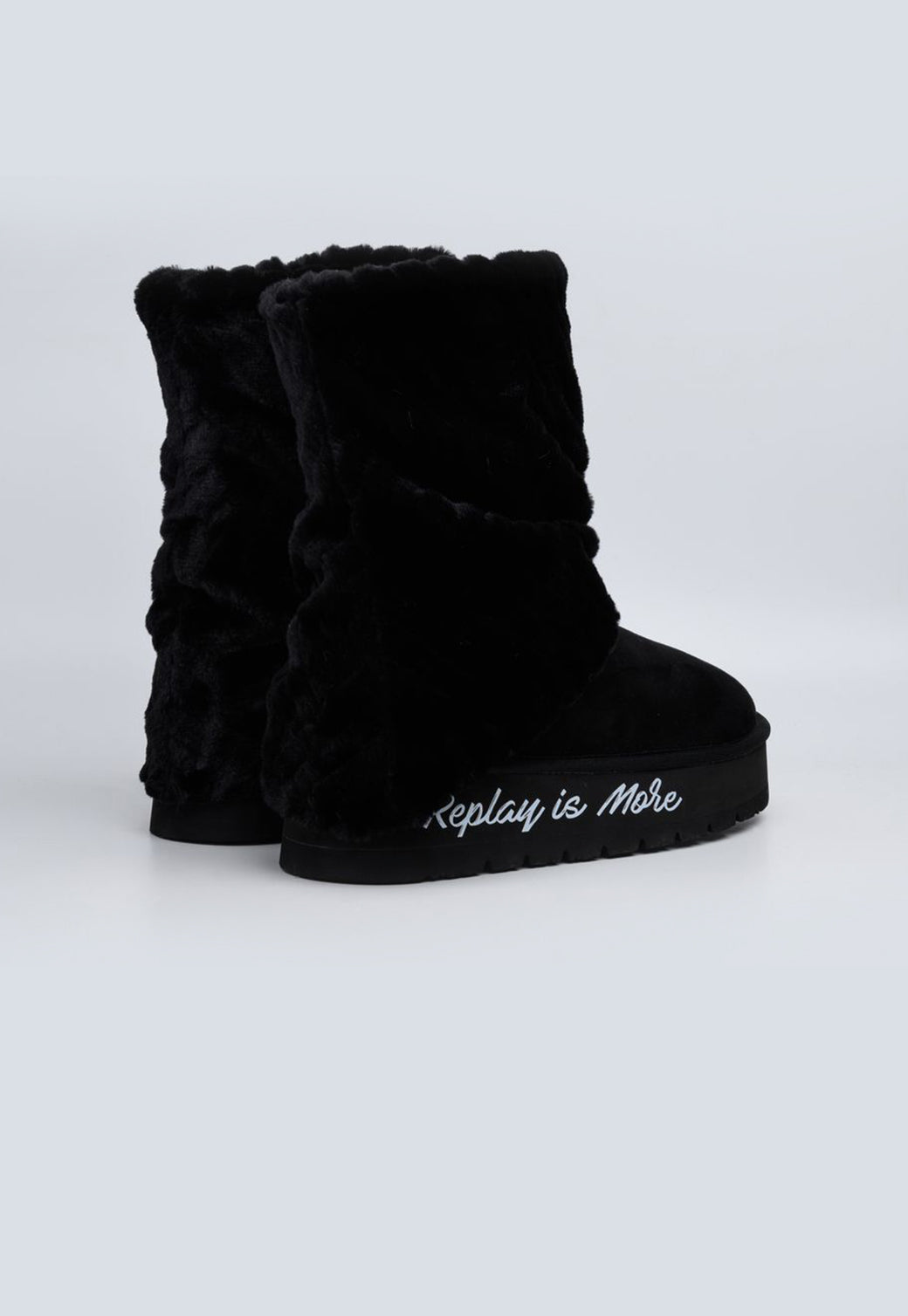 מגפיים לנשים בצבע שחור