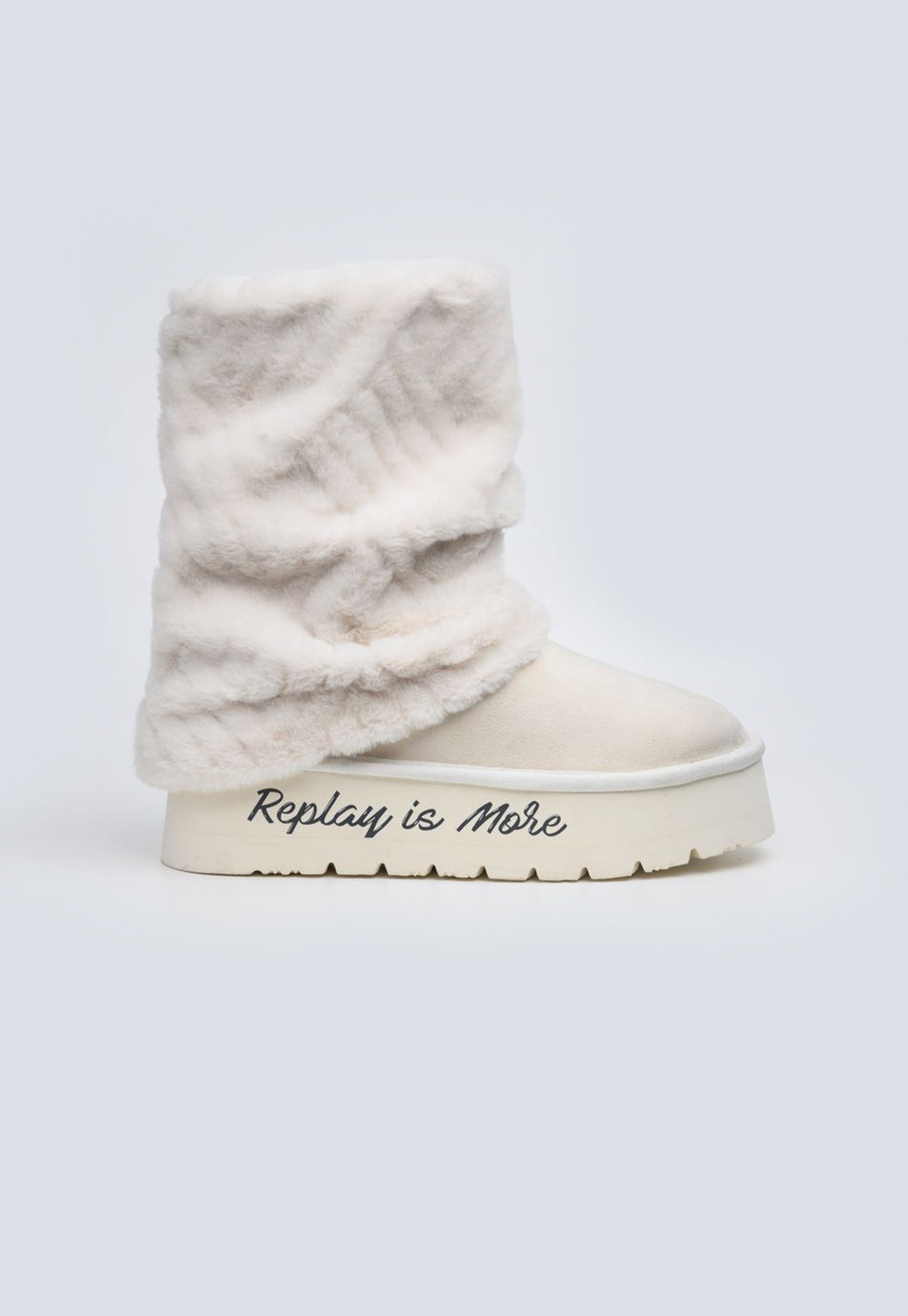 מגפיים לנשים בצבע אוף־וויט עם פרווה וקיפול