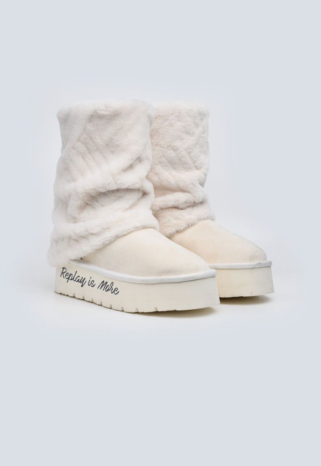 מגפיים לנשים בצבע אוף־וויט עם פרווה וקיפול