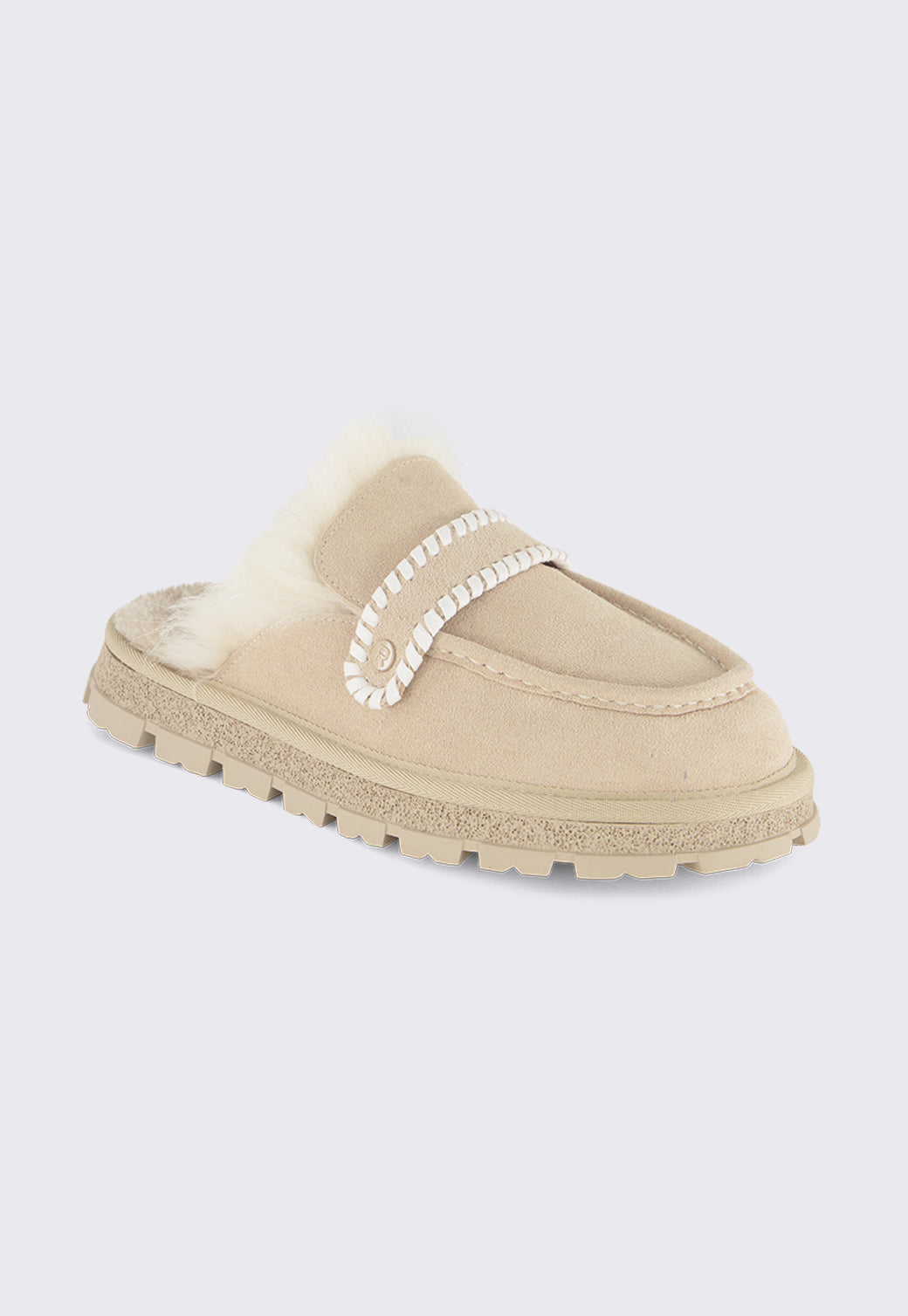 כפכפי מוקסין לנשים בצבע בז׳ עם פרווה סינתטית