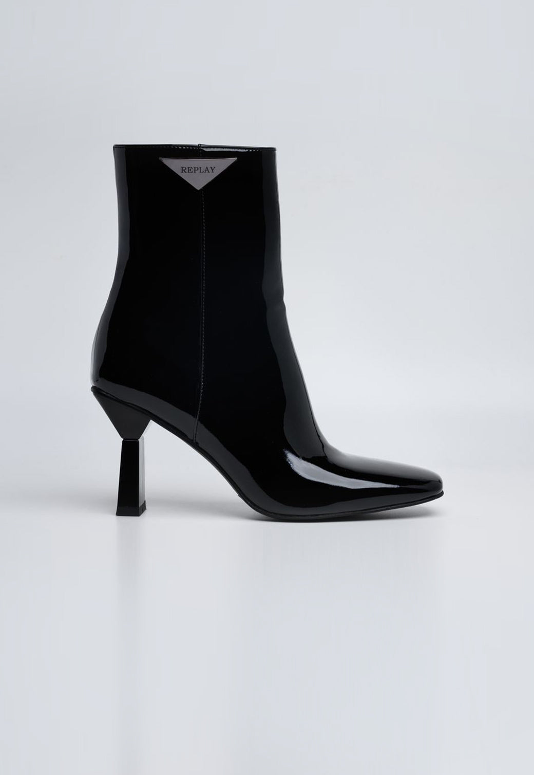 מגפוני עקב לנשים בצבע שחור לק מבריק