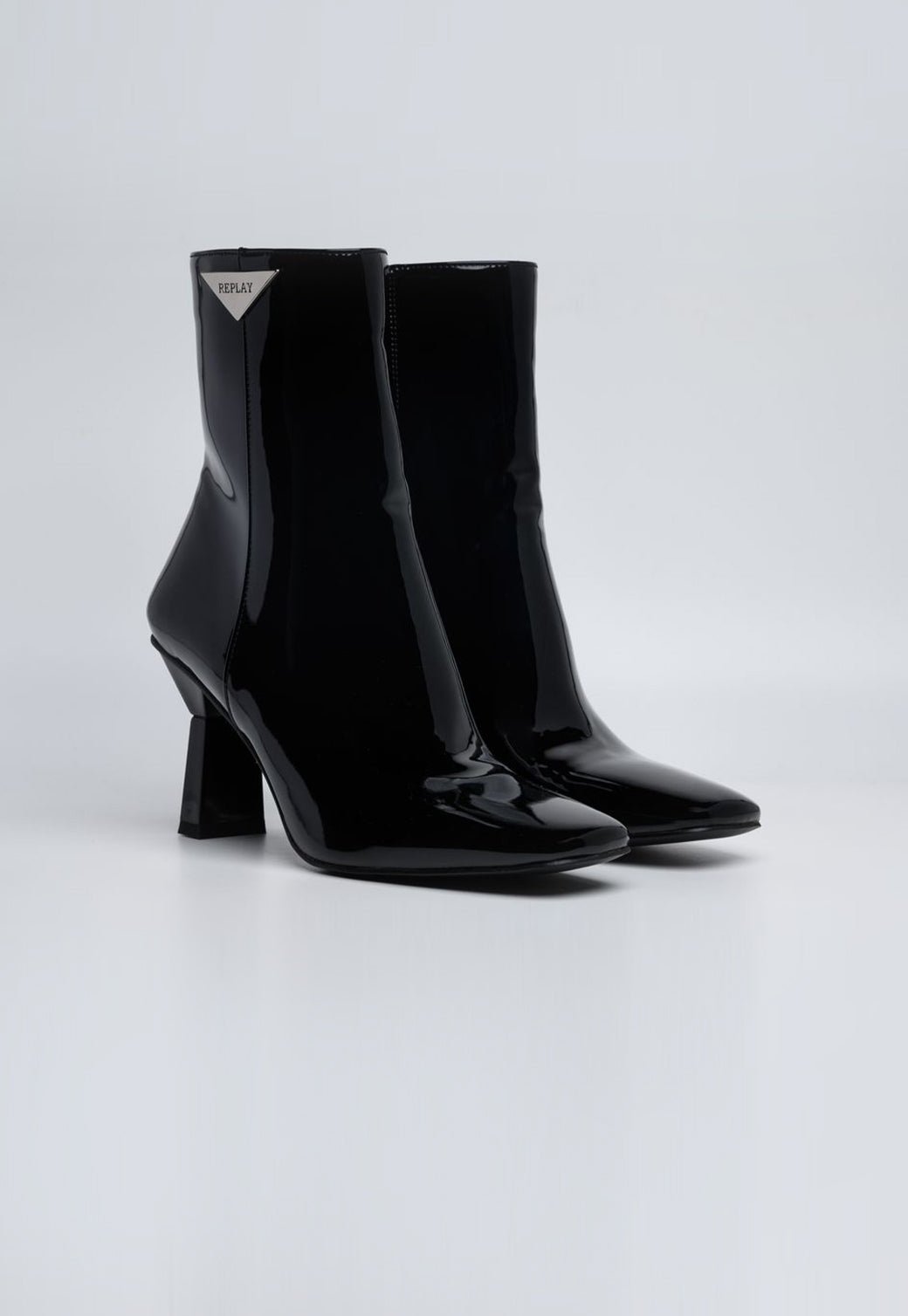 מגפוני עקב לנשים בצבע שחור לק מבריק