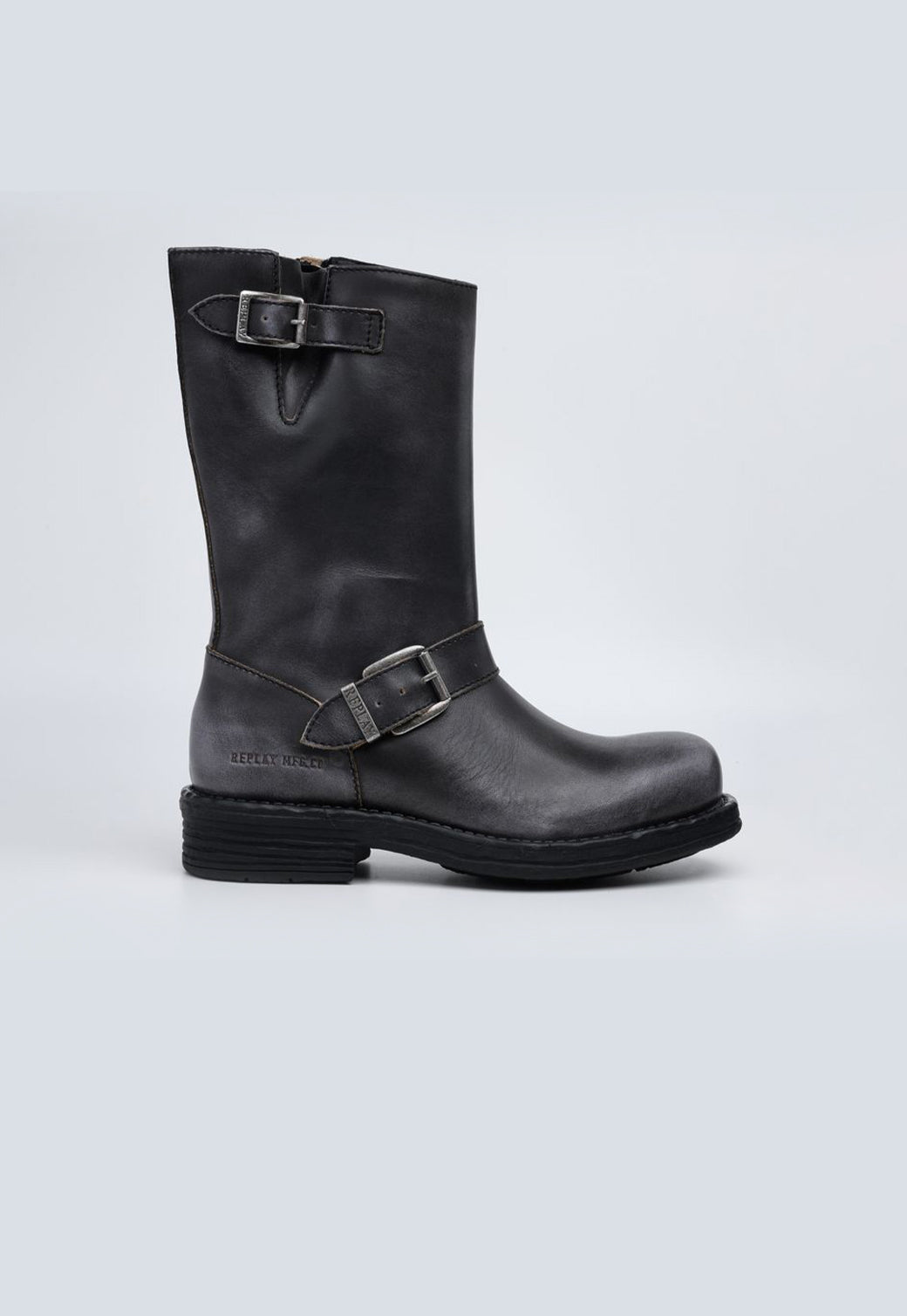 מגף עור לנשים בצבע אפור עם שני אבזמים וסוליה שחורה