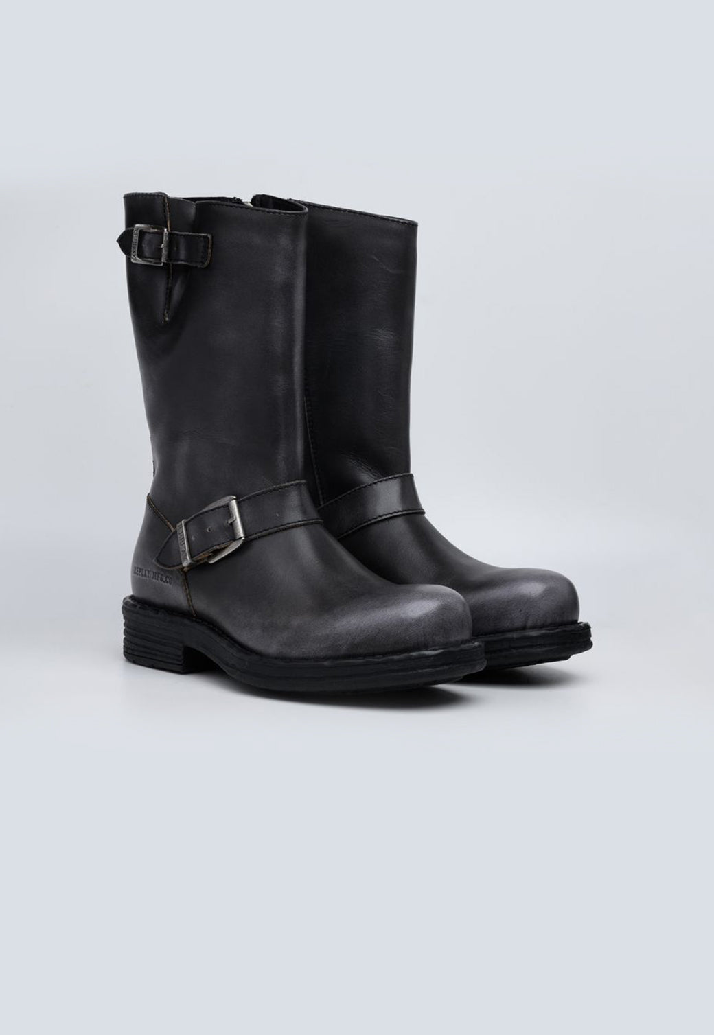 מגפיים לנשים בצבע אפור עם אבזמים