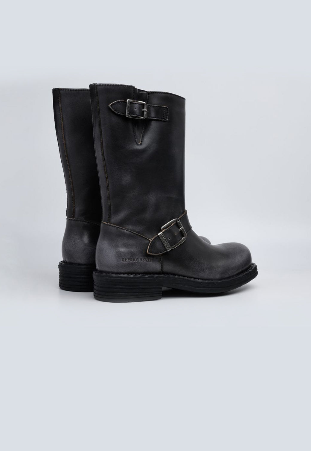 מגפיים לנשים בצבע אפור עם אבזמים