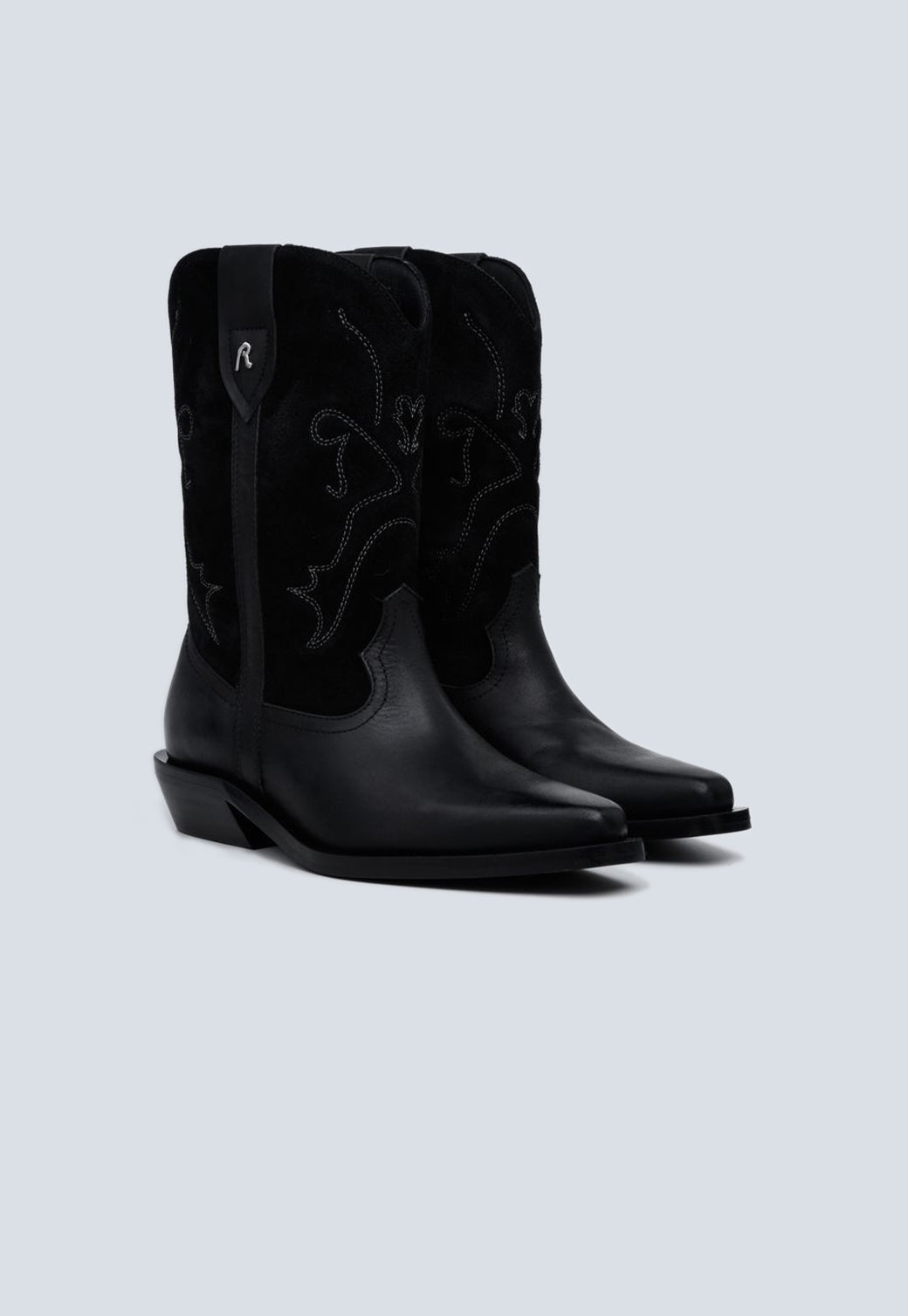 מגפי עור לנשים בצבע שחור