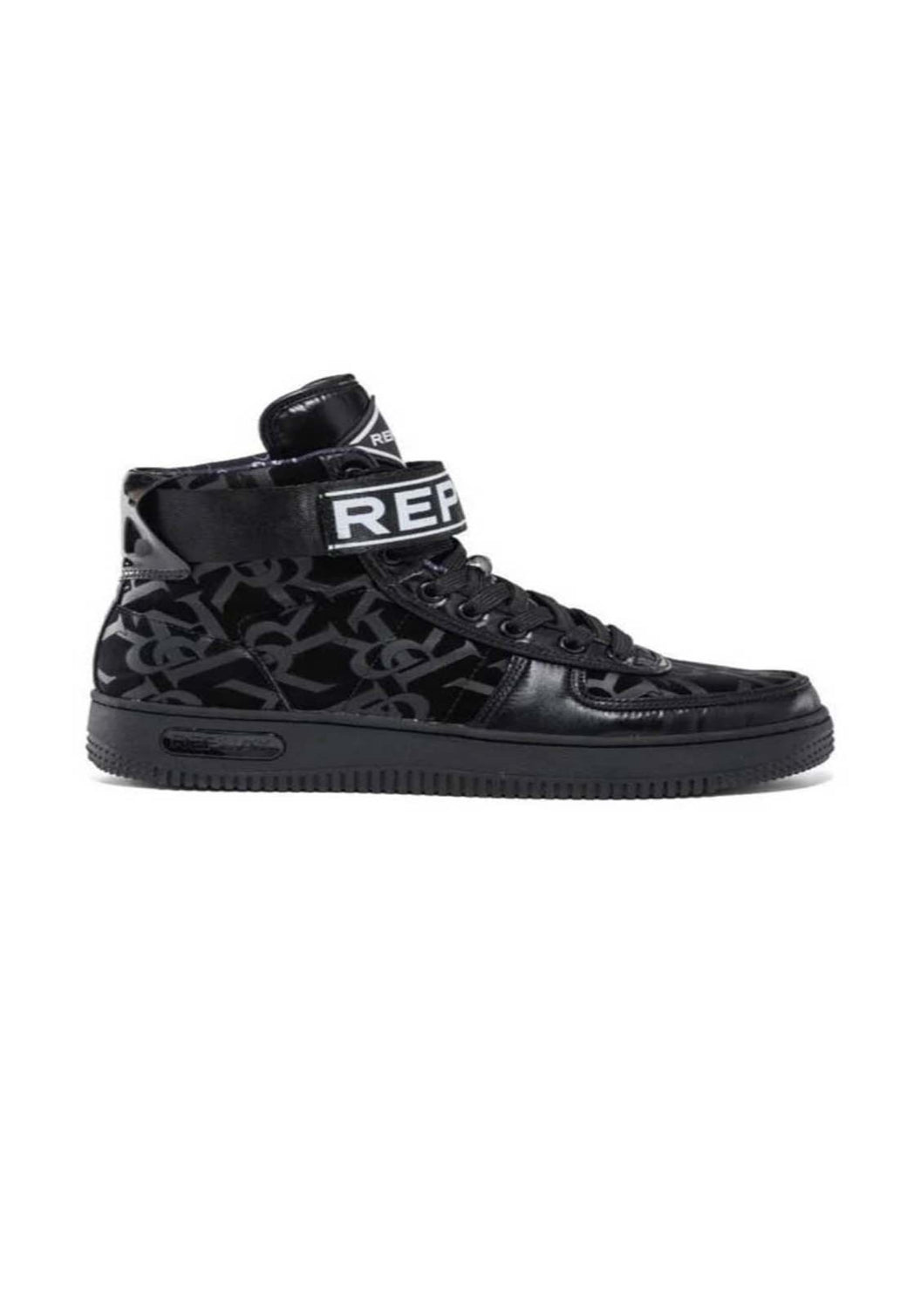 נעלי סניקרס גבוהות לגברים שחור בעיצוב אורבני