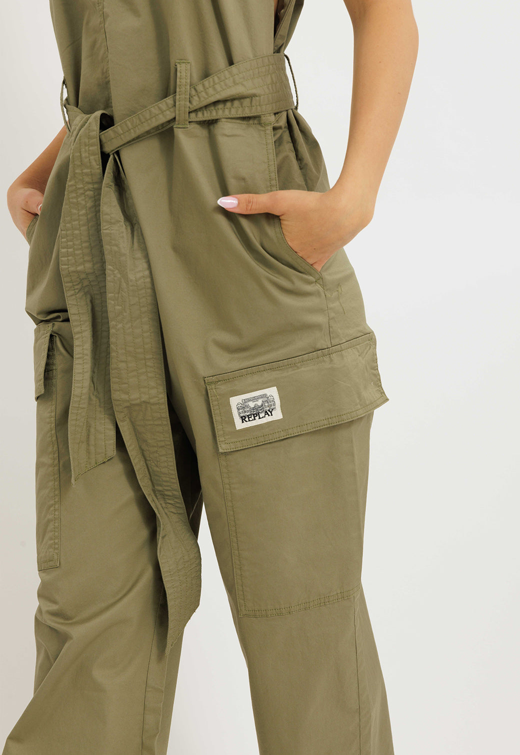 אוברול סטרפלס לנשים בגזרה רחבה בצבע חאקי