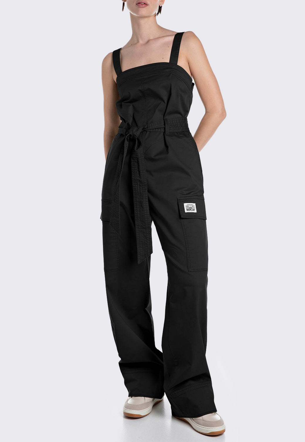 אוברול סטרפלס לנשים בגזרה רחבה בצבע שחור