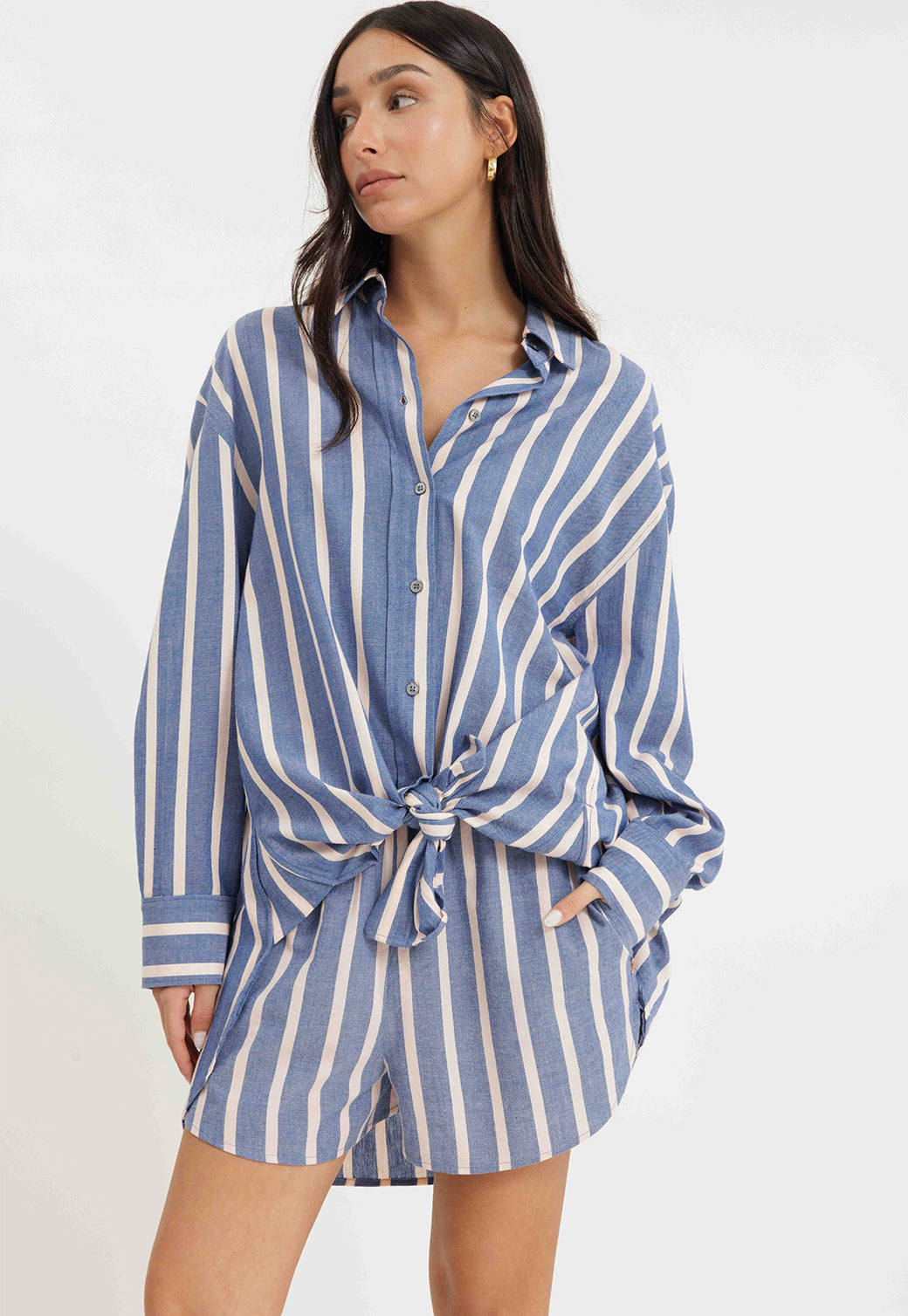 חולצת פסים לנשים בצבע כחול ולבן