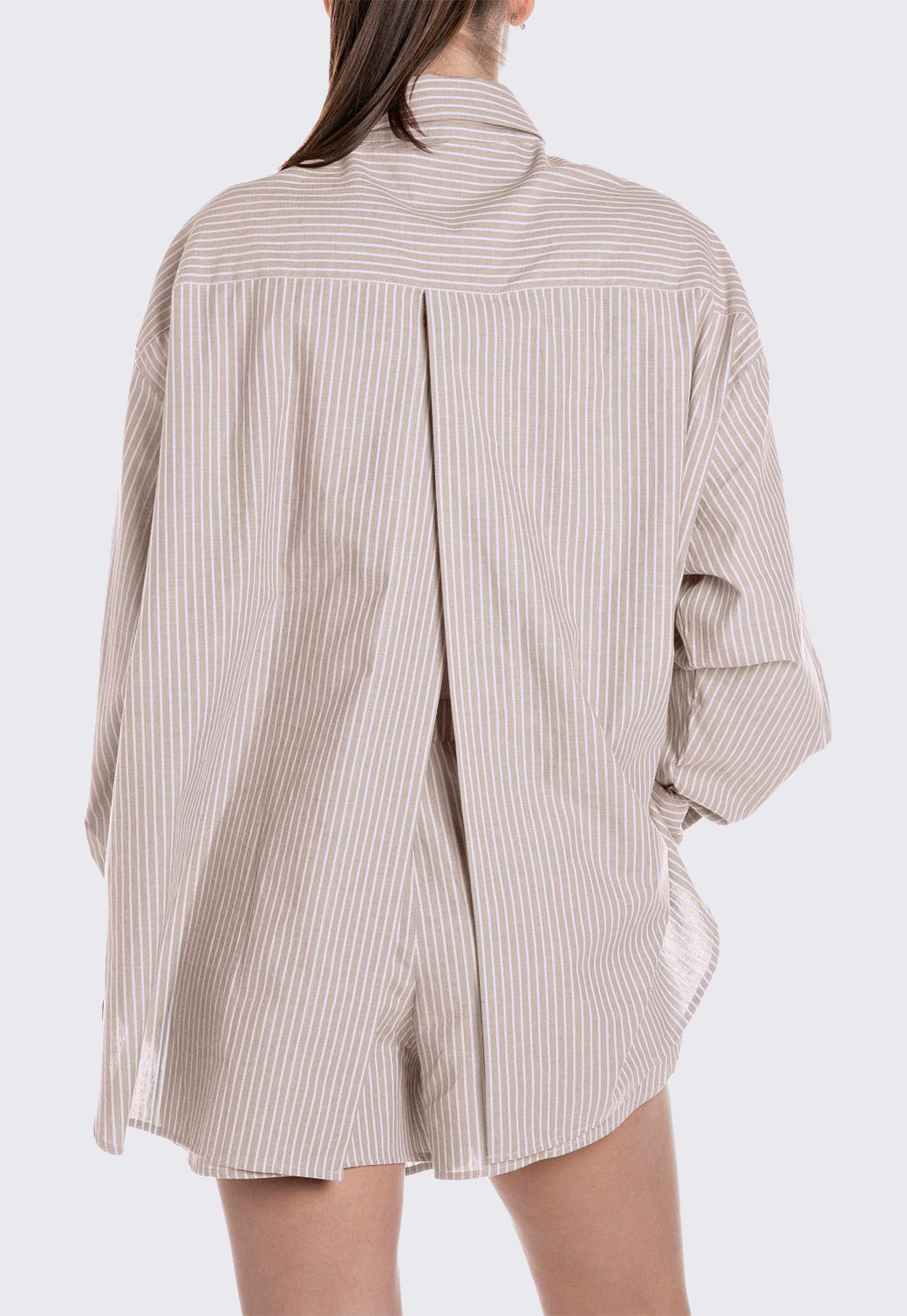 חולצה מכופתרת אוברסייז לנשים בצבע בז’