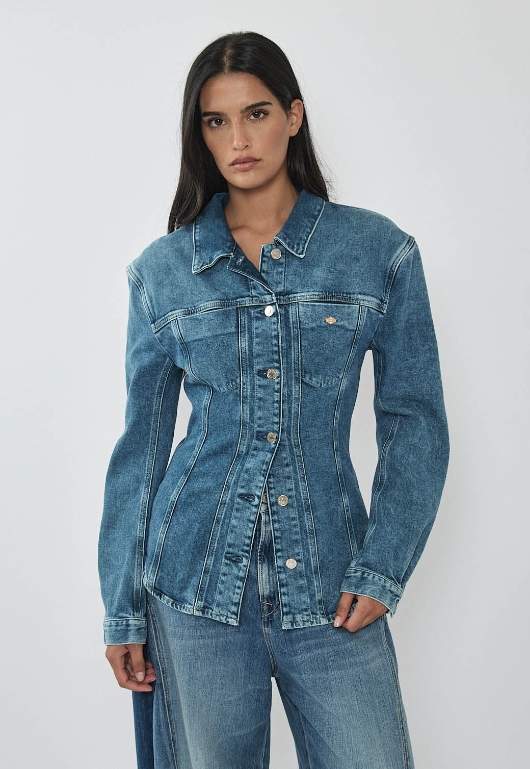 ג׳קט ג׳ינס לנשים בגזרה מחטבת בצבע כחול