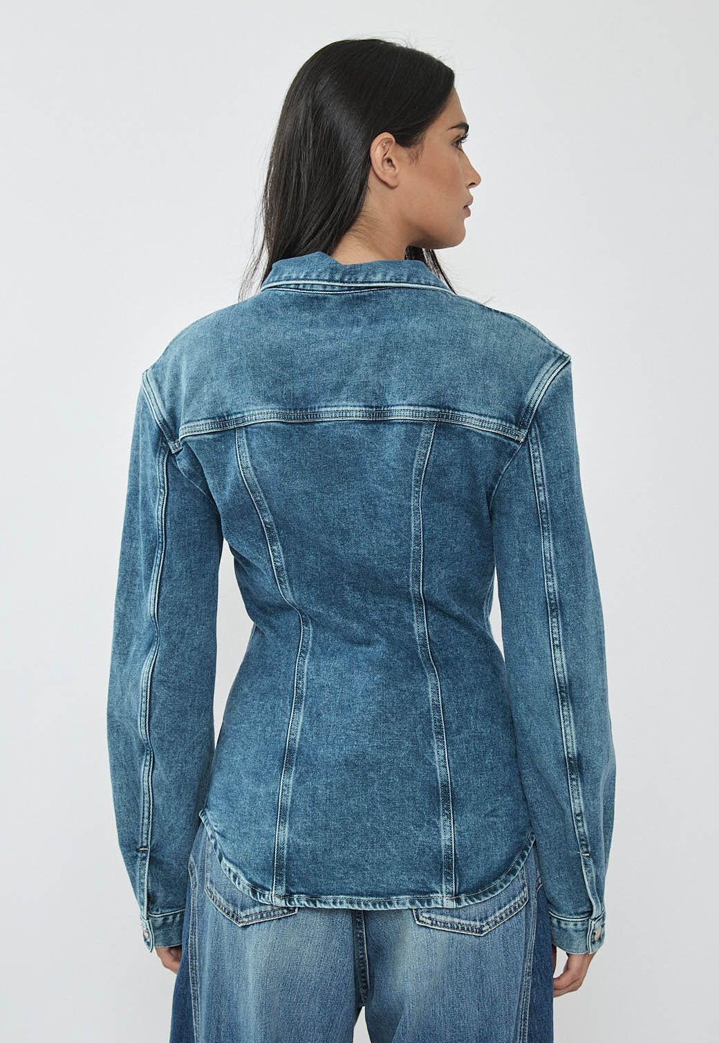 ג׳קט ג׳ינס לנשים בגזרה מחטבת בצבע כחול