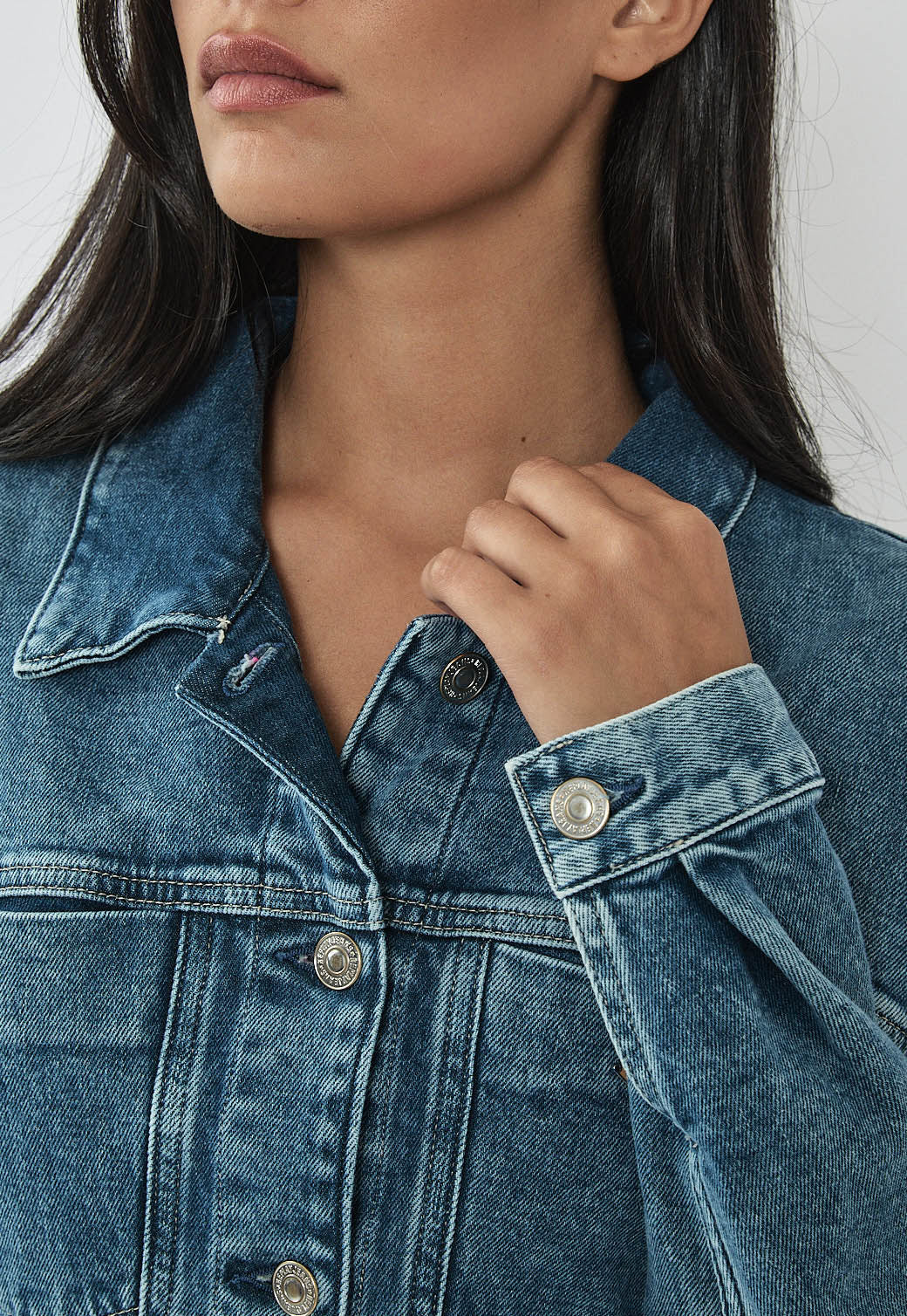 ג׳קט ג׳ינס לנשים בגזרה מחטבת בצבע כחול