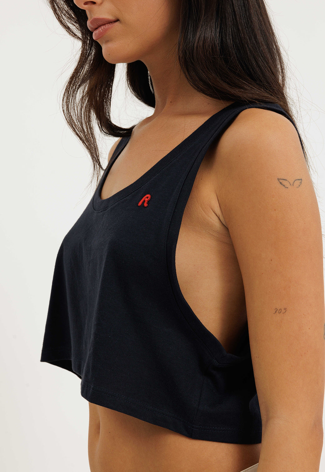 גופיית קרופ לנשים בצבע שחור עם לוגו