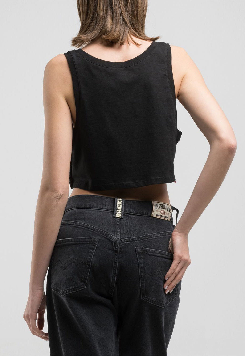 טופ קרופ לנשים בצבע שחור עם לוגו R קטן