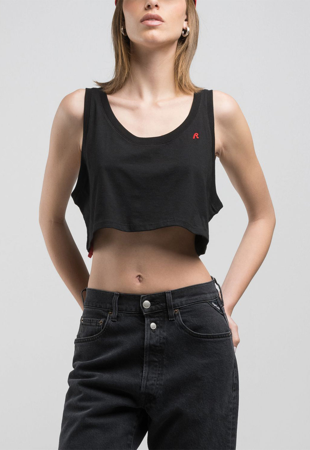 טופ קרופ לנשים בצבע שחור עם לוגו R קטן