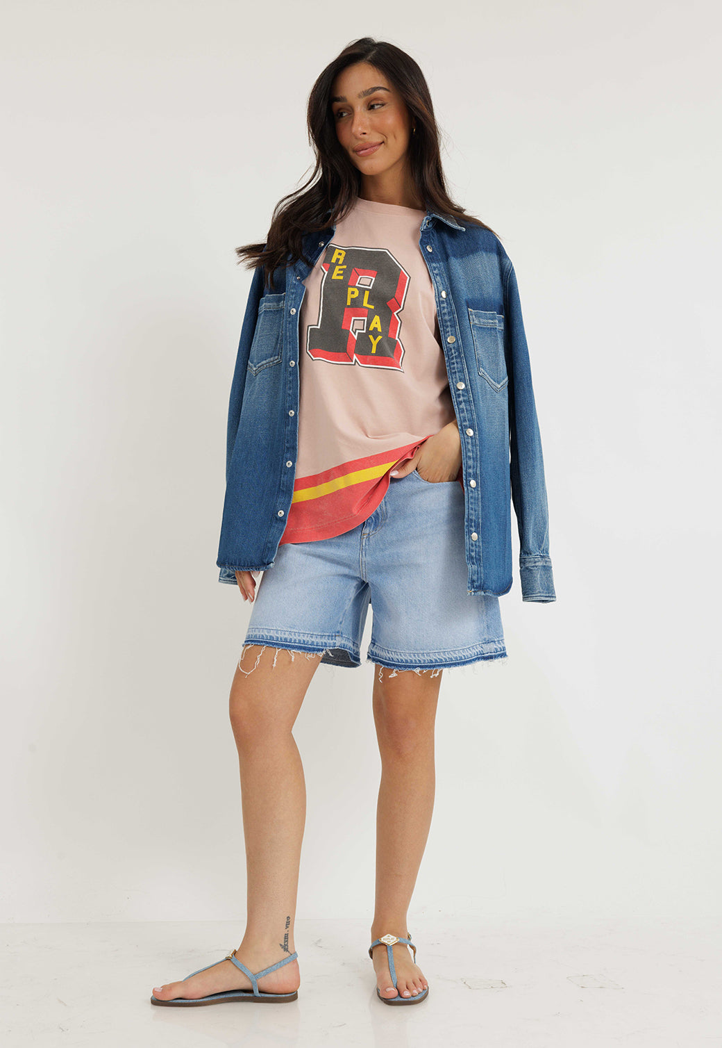 טי-שירט אוברסייז לנשים בצבע ורוד עם הדפס