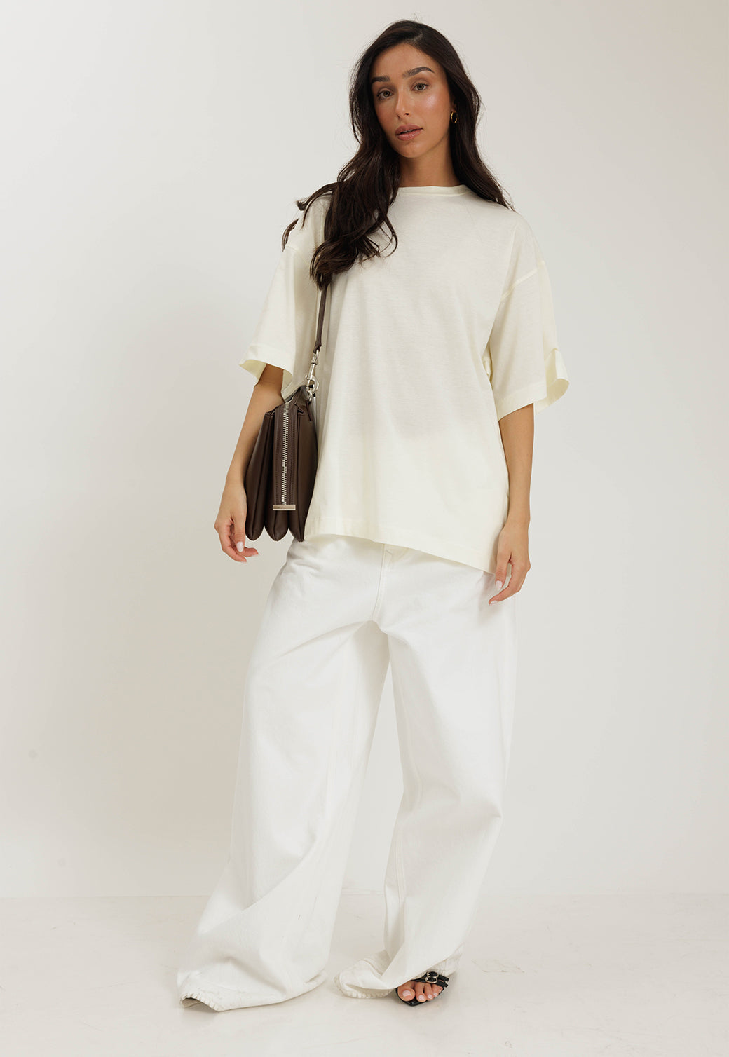 טי-שירט אוברסייז לנשים בצבע שמנת