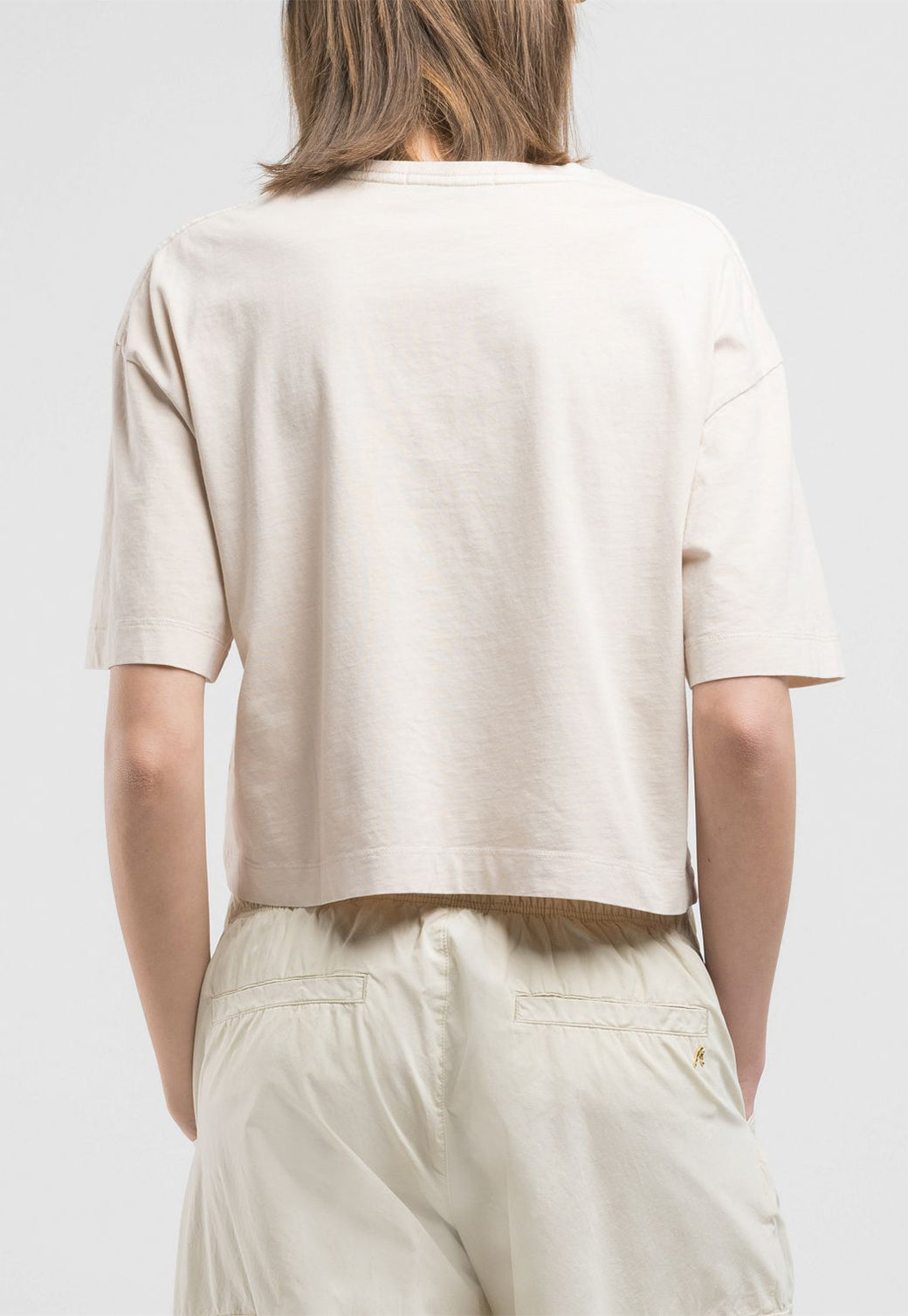 טי-שירט קרופ לנשים בצבע שמנת עם הדפס לוגו