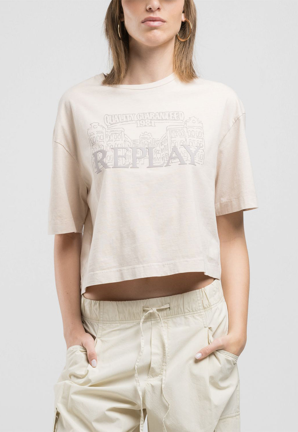 טי-שירט קרופ לנשים בצבע שמנת עם הדפס לוגו