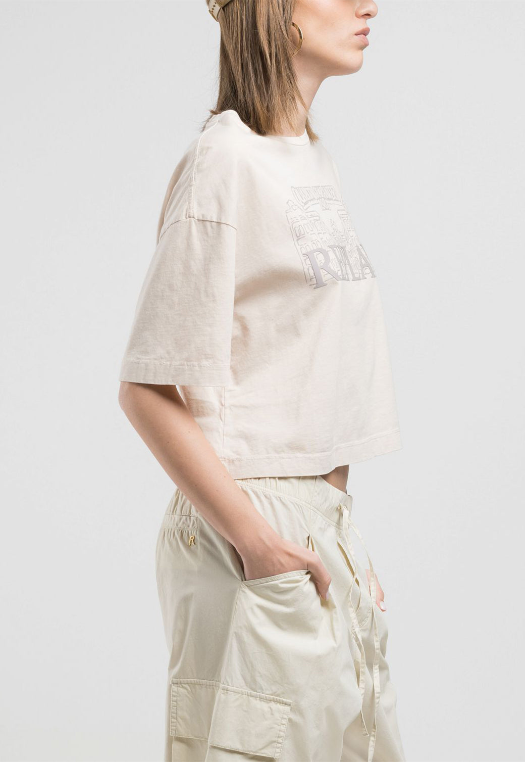 טי-שירט קרופ לנשים בצבע שמנת עם הדפס לוגו