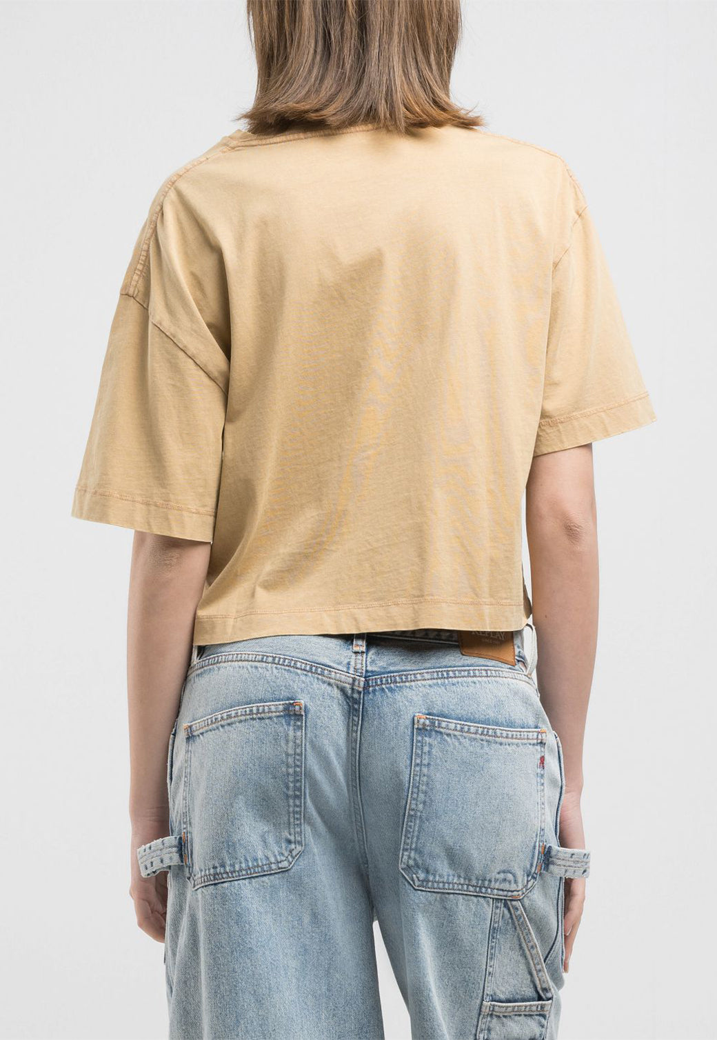 טי-שירט קרופ לנשים בצבע חום בהיר עם הדפס לוגו