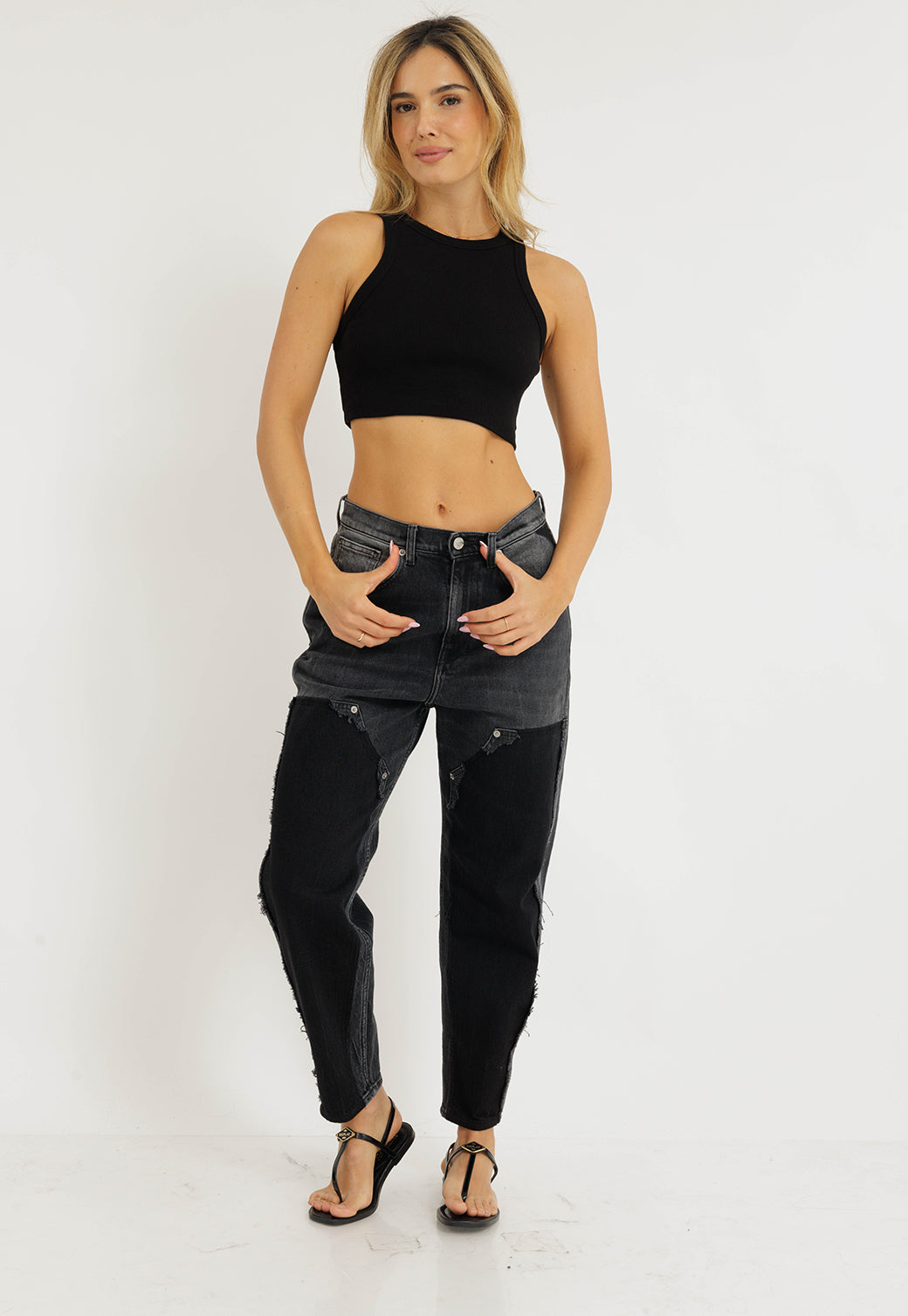 קרופ טופ ריב שחור לנשים