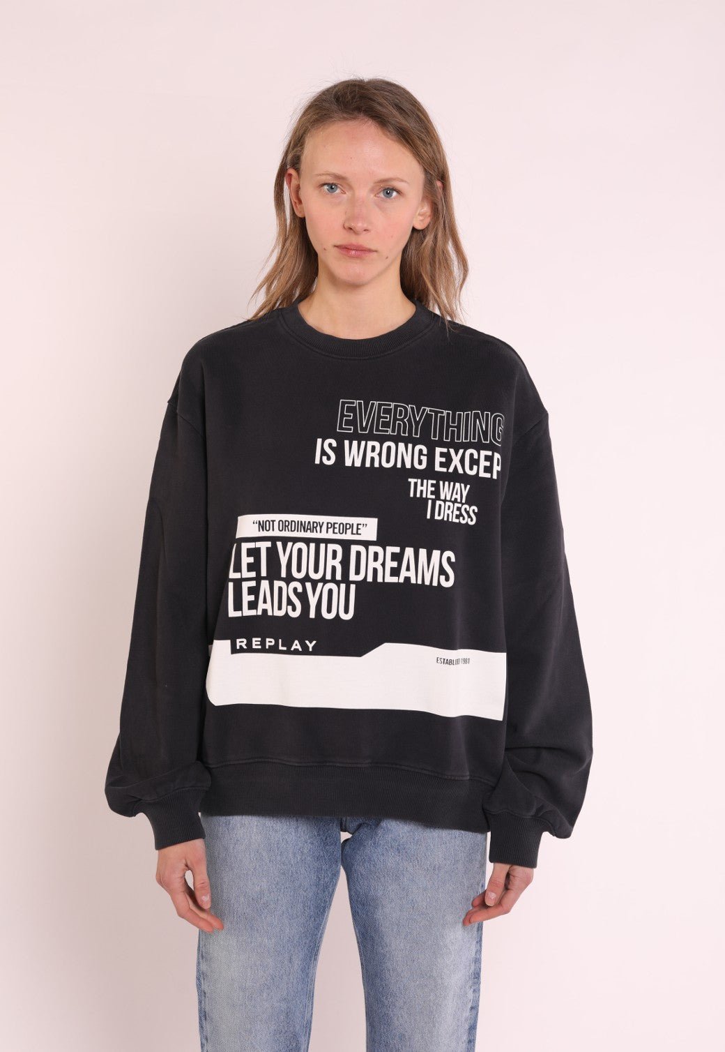 סווטשירט עם כיתוב בחזה | נשים BLACK / S