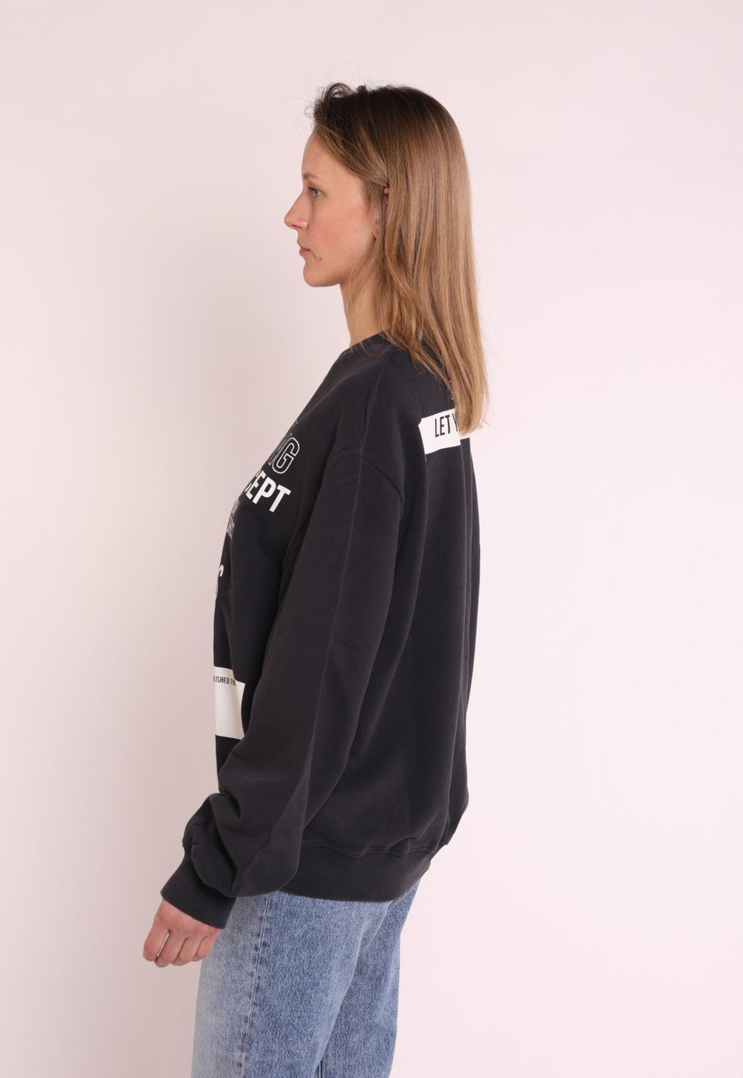 סווטשירט עם כיתוב בחזה | נשים BLACK / S