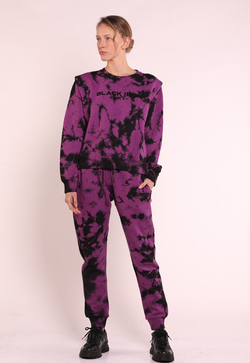 סווטשירט טאי דאי עם כיתוב בחזה נשים