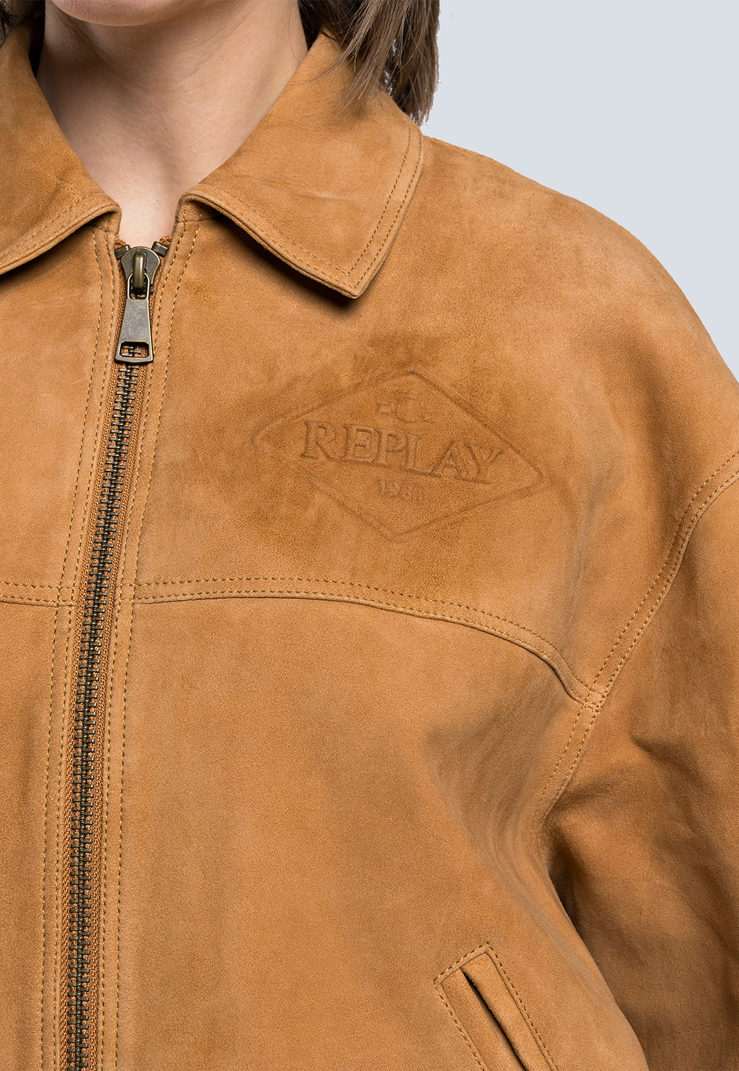 ג׳קט נשים מעור זמש בצבע חום קמל