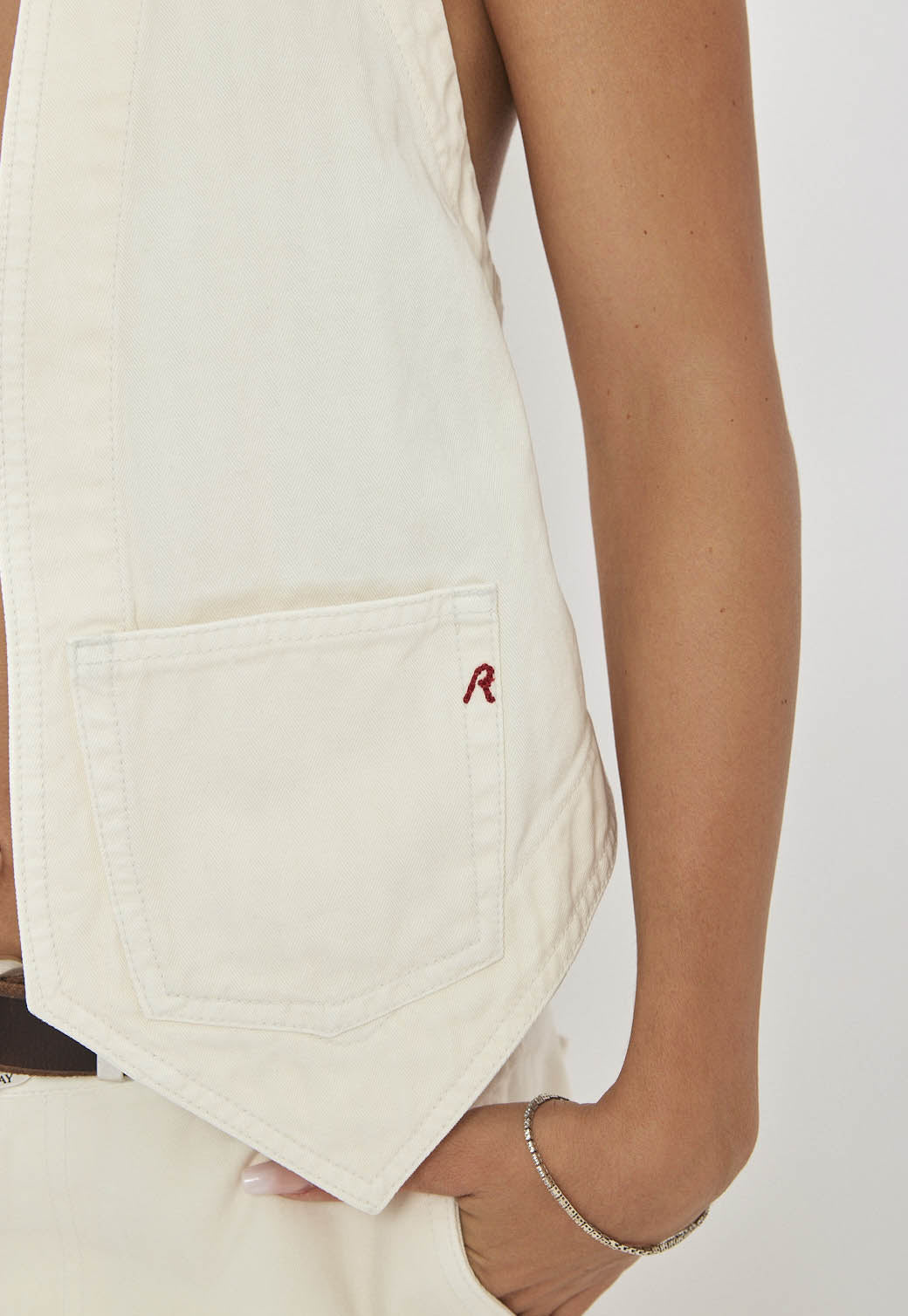 וסט ג׳ינס לנשים בצבע שמנת