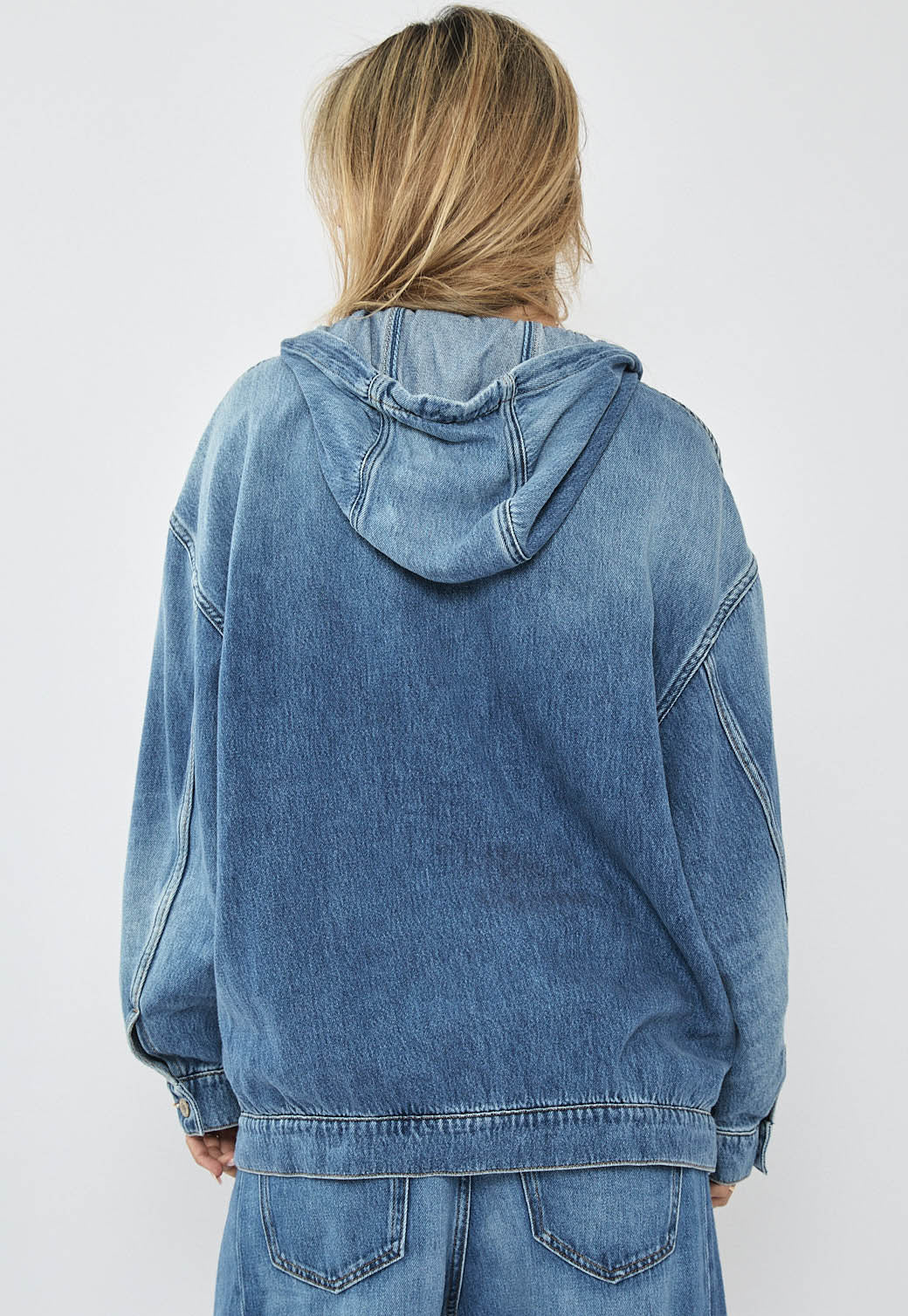 ג׳קט ג׳ינס לנשים עם רוכסן וקפוצ׳ון